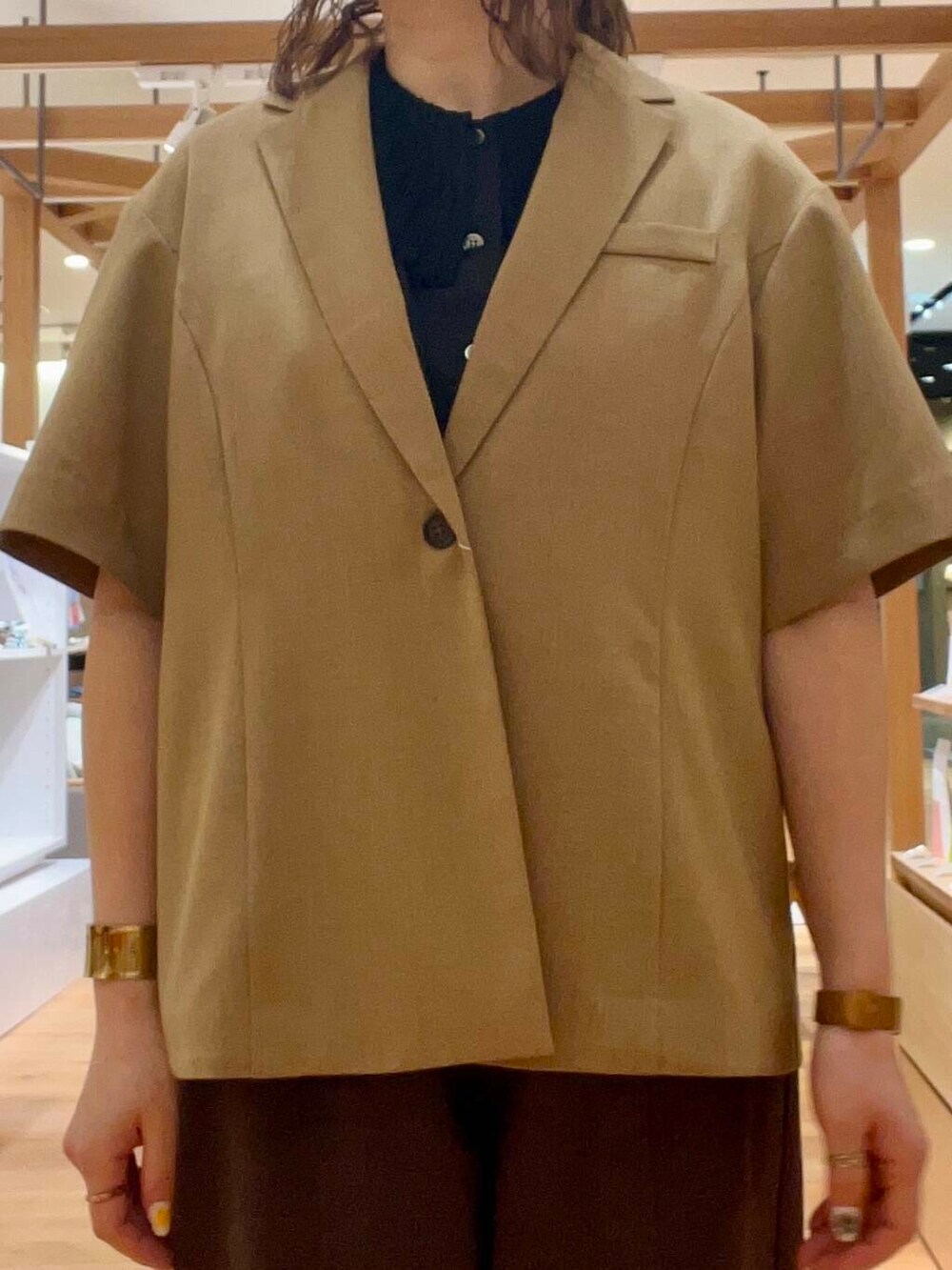 ホワイト系のローファー、ブラウン系のその他パンツ、ベージュ系のその他アウターを着用したレディースの春コーディネートの4枚目の写真