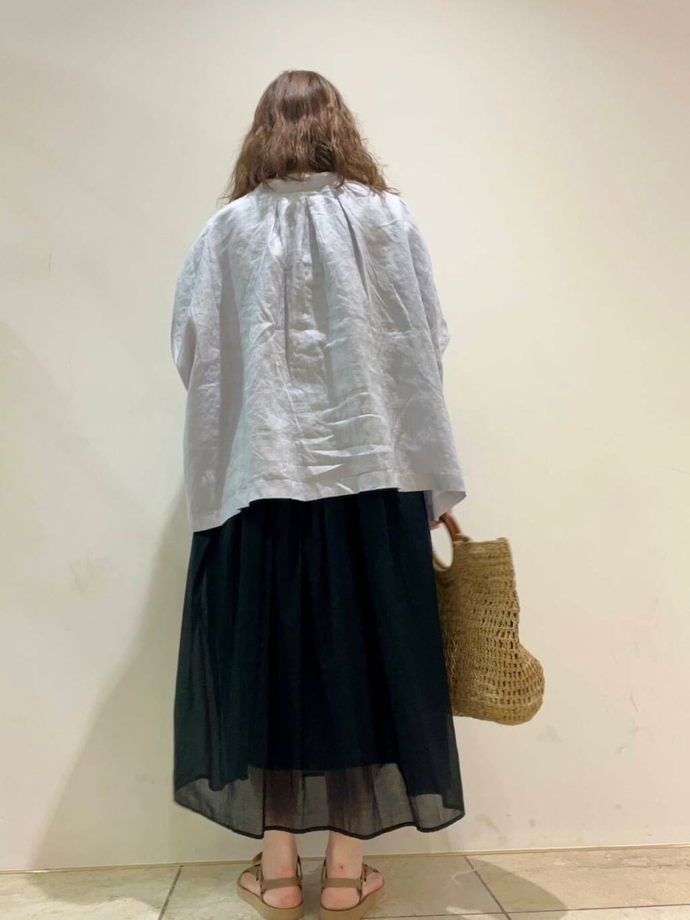「大人カジュアル、urbanresearchdoors、ママコーデ、RODESKO、かぐれ、doors、URTECH、30代、お出掛けコーデ、旬、高身長、旅行コーデ、パルコヤ上野、164センチ、30代コーディネート」｜「RODE SKOのウッドハンドルペーパーバッグ（トートバッグ、ベージュ系）」を使った、asamiさん（レディース・164cm）の夏コーディネートの3枚目の写真