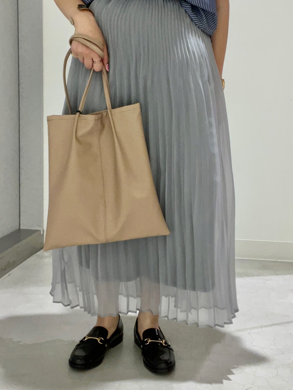 「アーバンリサーチストアー、urstore、URBANRESEARCHStore、SonnyLabel、Sonny　Label、KBF、RODESKO、RODE SKO、ブラウス、プリーツスカート、レインシューズ、ショルダーバッグ、夏コーデ、30代コーデ、おしゃれさんと繋がりたい」｜「KBFのアイテム（スカート、グレー系）」を使った、asamiさん（レディース・164cm）の夏コーディネートの4枚目の写真