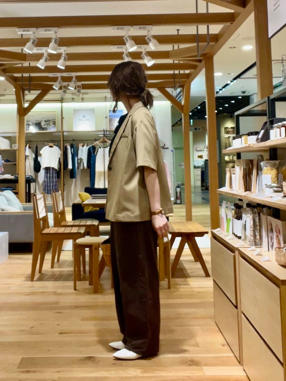 ホワイト系のローファー、ブラウン系のその他パンツ、ベージュ系のその他アウターを着用したレディースの春コーディネートの2枚目の写真