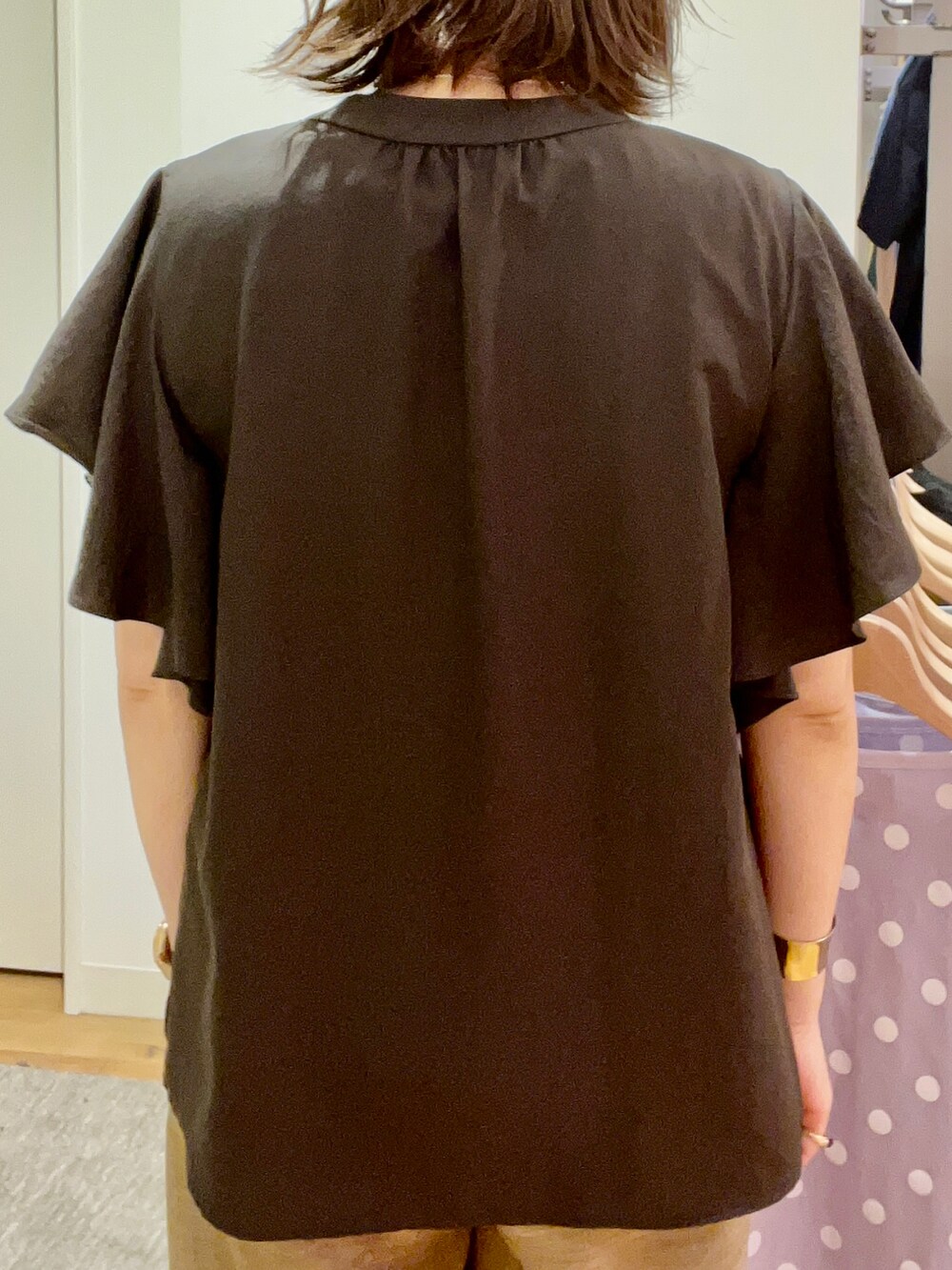 ベージュ系のパンツ、ホワイト系のサンダル、ホワイト系のショルダーバッグを着用したレディースの夏コーディネートの3枚目の写真