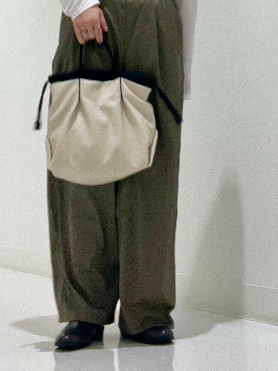 ホワイト系のショルダーバッグ、グレー系のブーツ、ブルー系のシャツ/ブラウスを着用したレディースの秋コーディネートの8枚目の写真