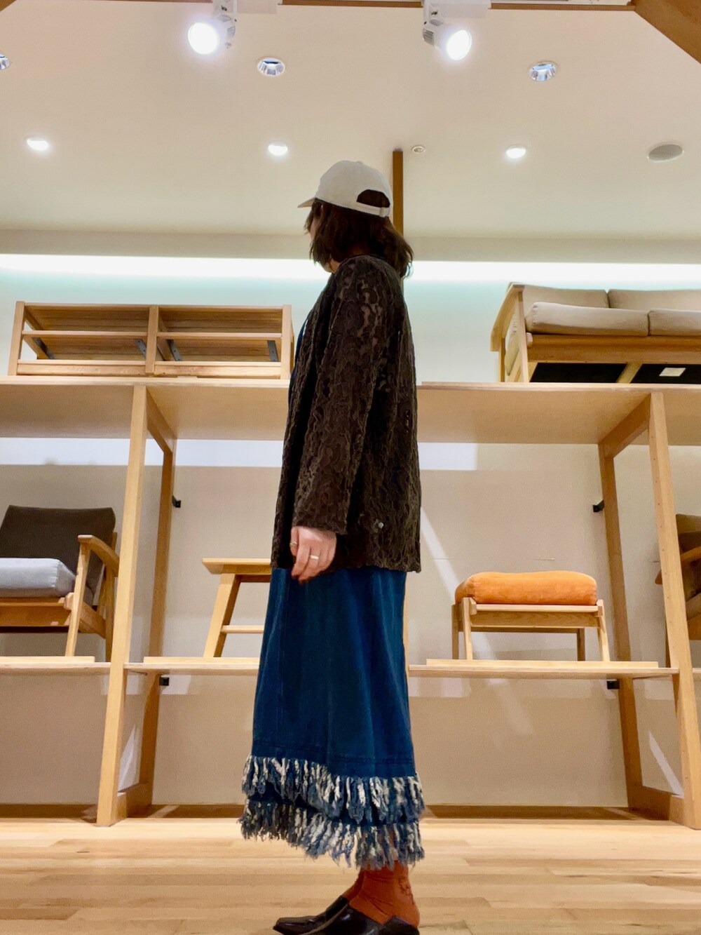 ブラウン系のその他アウター、ホワイト系のTシャツ/カットソー、ブルー系のワンピースを着用したレディースの秋コーディネートの2枚目の写真