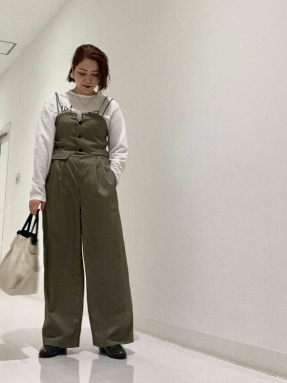 ホワイト系のショルダーバッグ、グレー系のブーツ、ブルー系のシャツ/ブラウスを着用したレディースの秋コーディネートの6枚目の写真