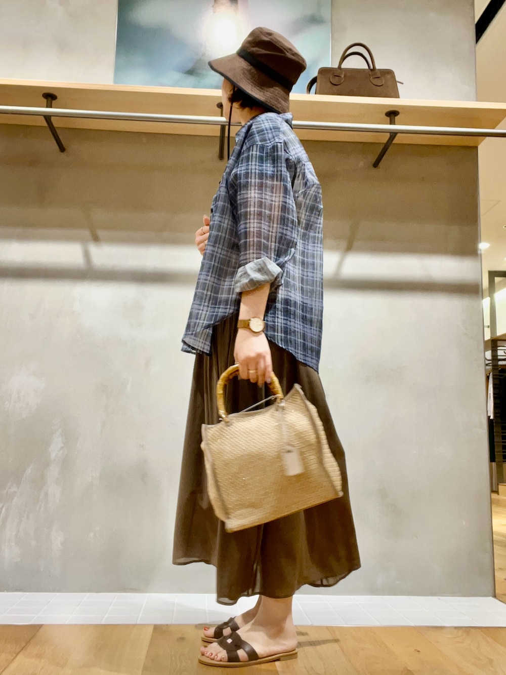 ブルー系のシャツ/ブラウス、ホワイト系のワンピース、ベージュ系のトートバッグを着用したレディースの夏コーディネートの3枚目の写真
