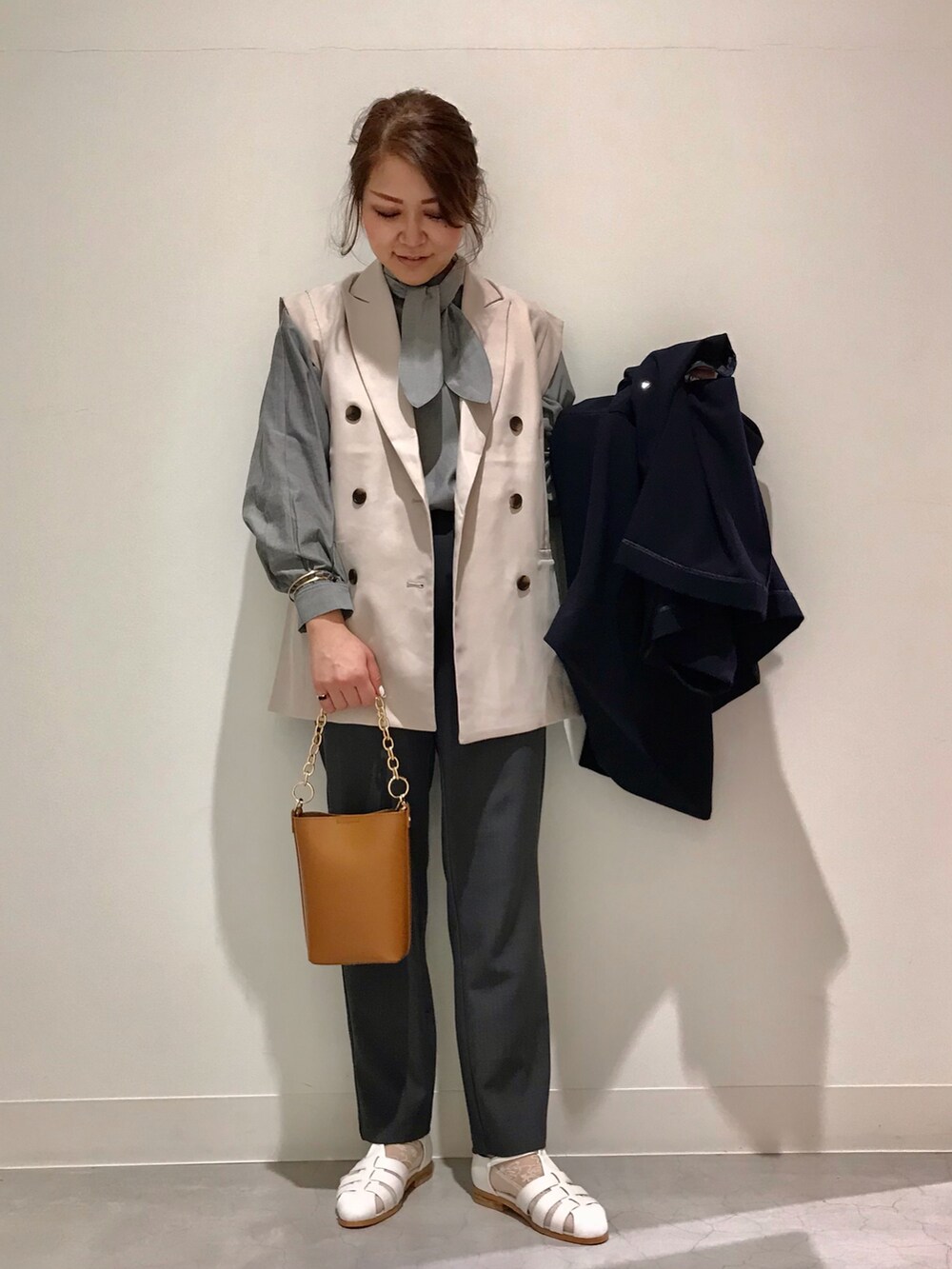 「アーバンリサーチストアー、urstore、DOORS、URBAN RESEARCH DOORS、Sonny　Label、SonnyLabel、SENSE OF PLACE by URBAN RESEAR、SENSEOFPLACE、RODE SKO、RODESKO、春服、スプリングコート、ジレ、ボウタイブラウス、パンツスタイル」｜「URBAN RESEARCH DOORSのアイテム（サンダル、ホワイト系）」を使った、asamiさん（レディース・164cm）の冬コーディネートの2枚目の写真