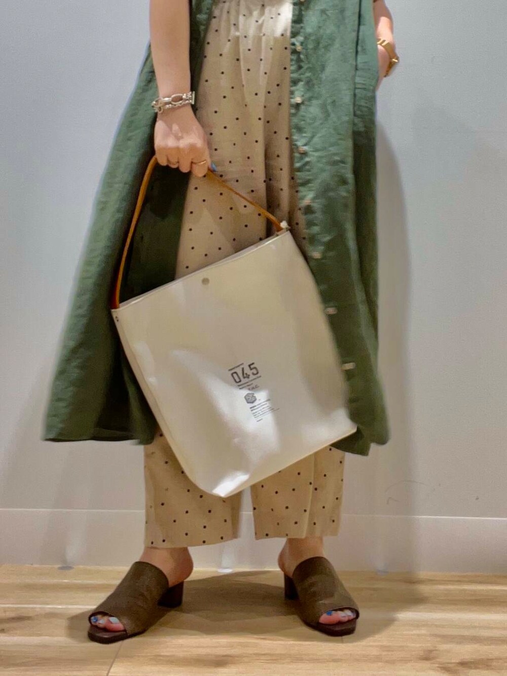 ホワイト系のトートバッグ、ブラック系のタンクトップ、ベージュ系のその他パンツを着用したレディースの夏コーディネートの5枚目の写真