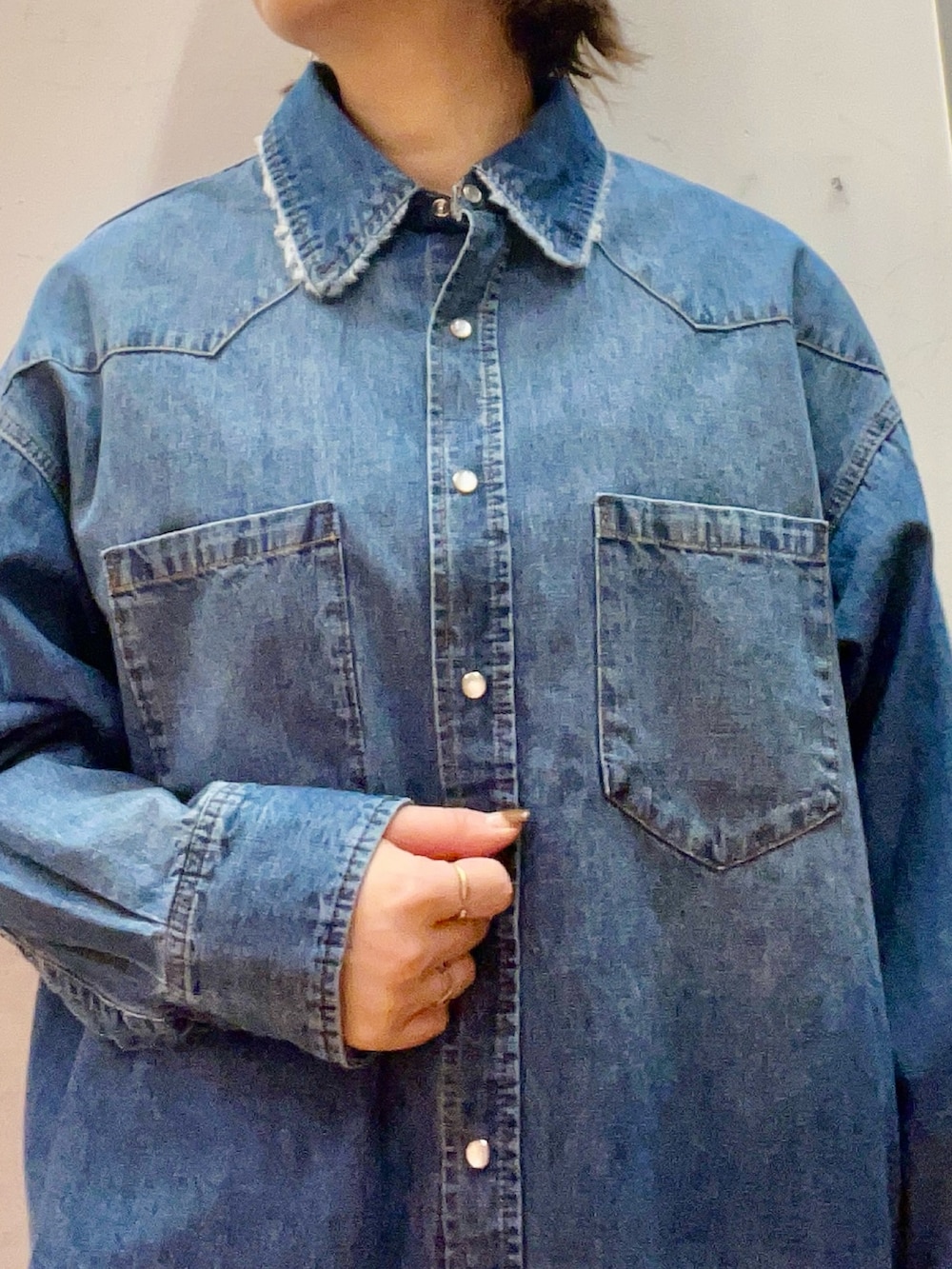 ブルー系のシャツ/ブラウス、ブラウン系のサロペット/オーバーオール、ホワイト系のトートバッグを着用したレディースの秋コーディネートの4枚目の写真