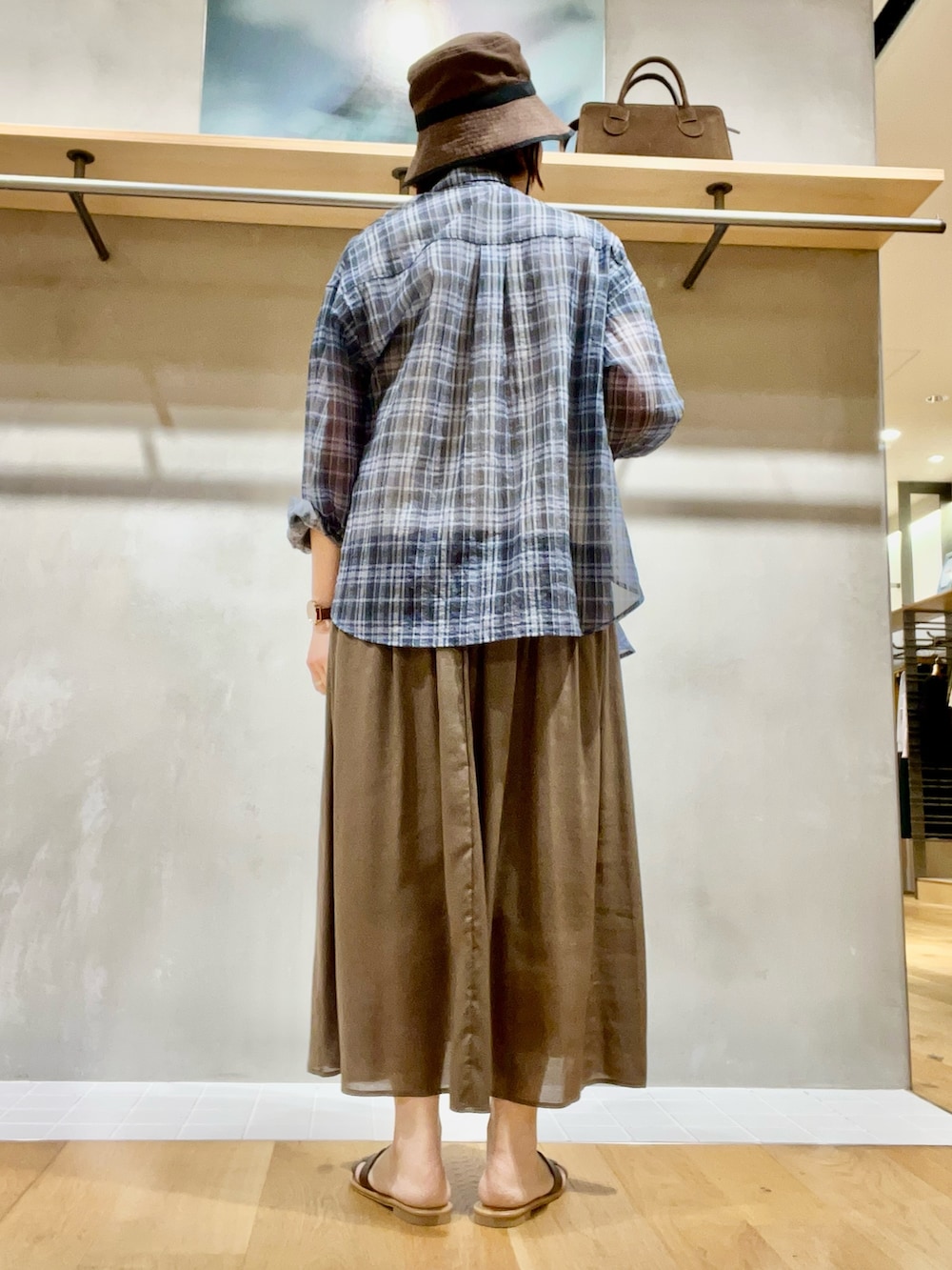 ブルー系のシャツ/ブラウス、ホワイト系のワンピース、ベージュ系のトートバッグを着用したレディースの夏コーディネートの4枚目の写真