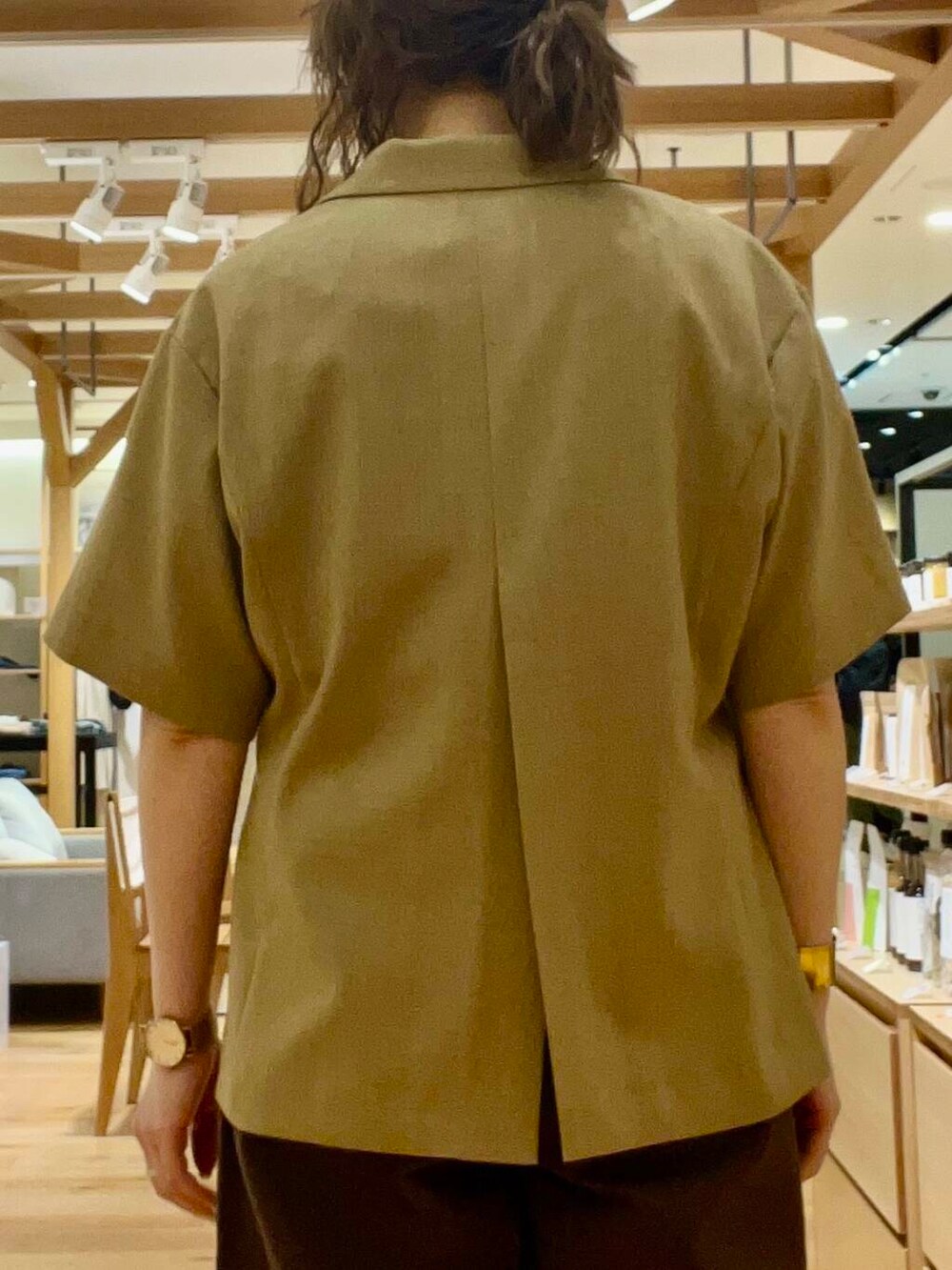 ホワイト系のローファー、ブラウン系のその他パンツ、ベージュ系のその他アウターを着用したレディースの春コーディネートの5枚目の写真