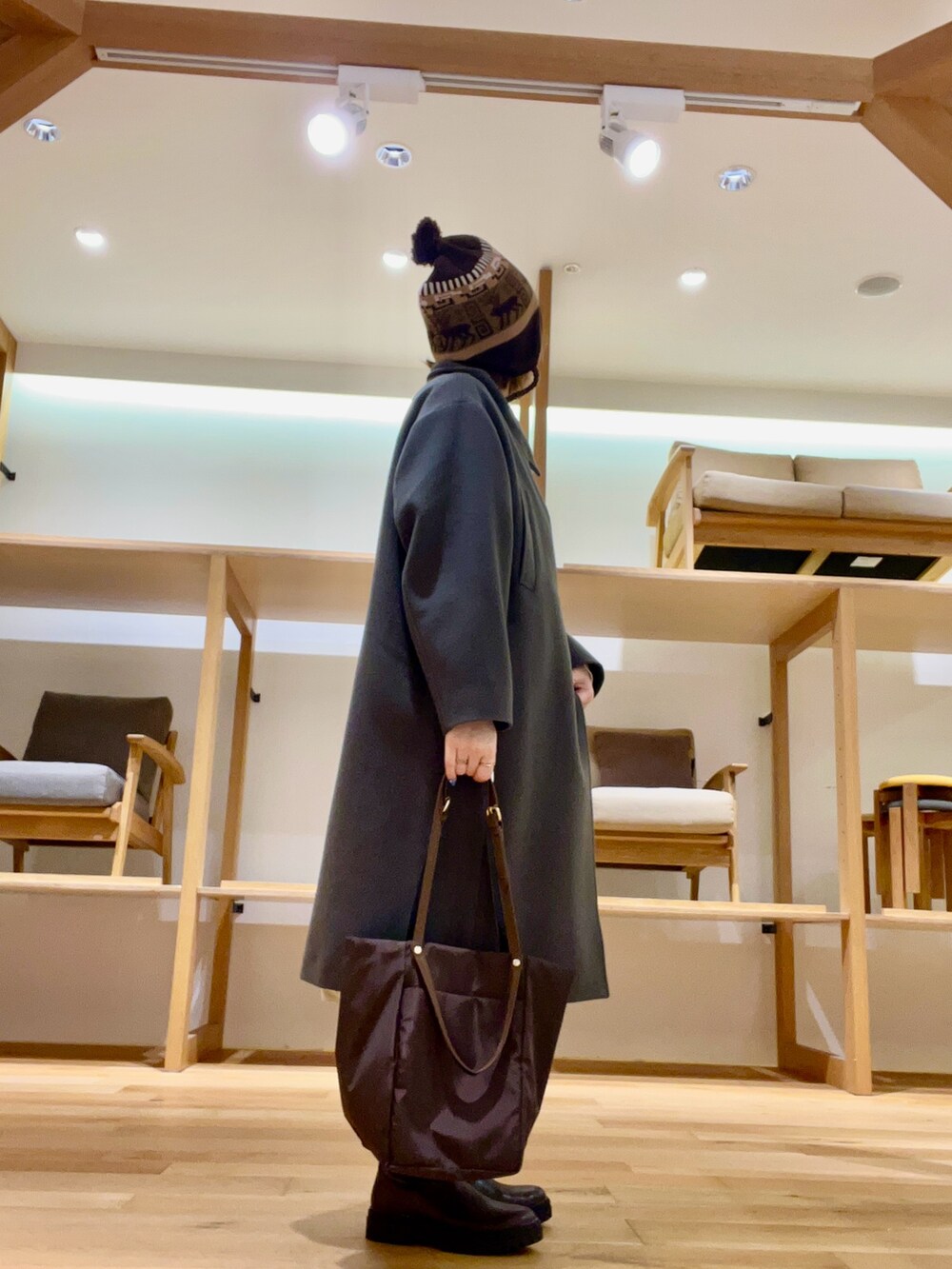 ブラウン系のトートバッグ、グリーン系のその他アウター、ホワイト系のトップスを着用したレディースの秋コーディネートの3枚目の写真