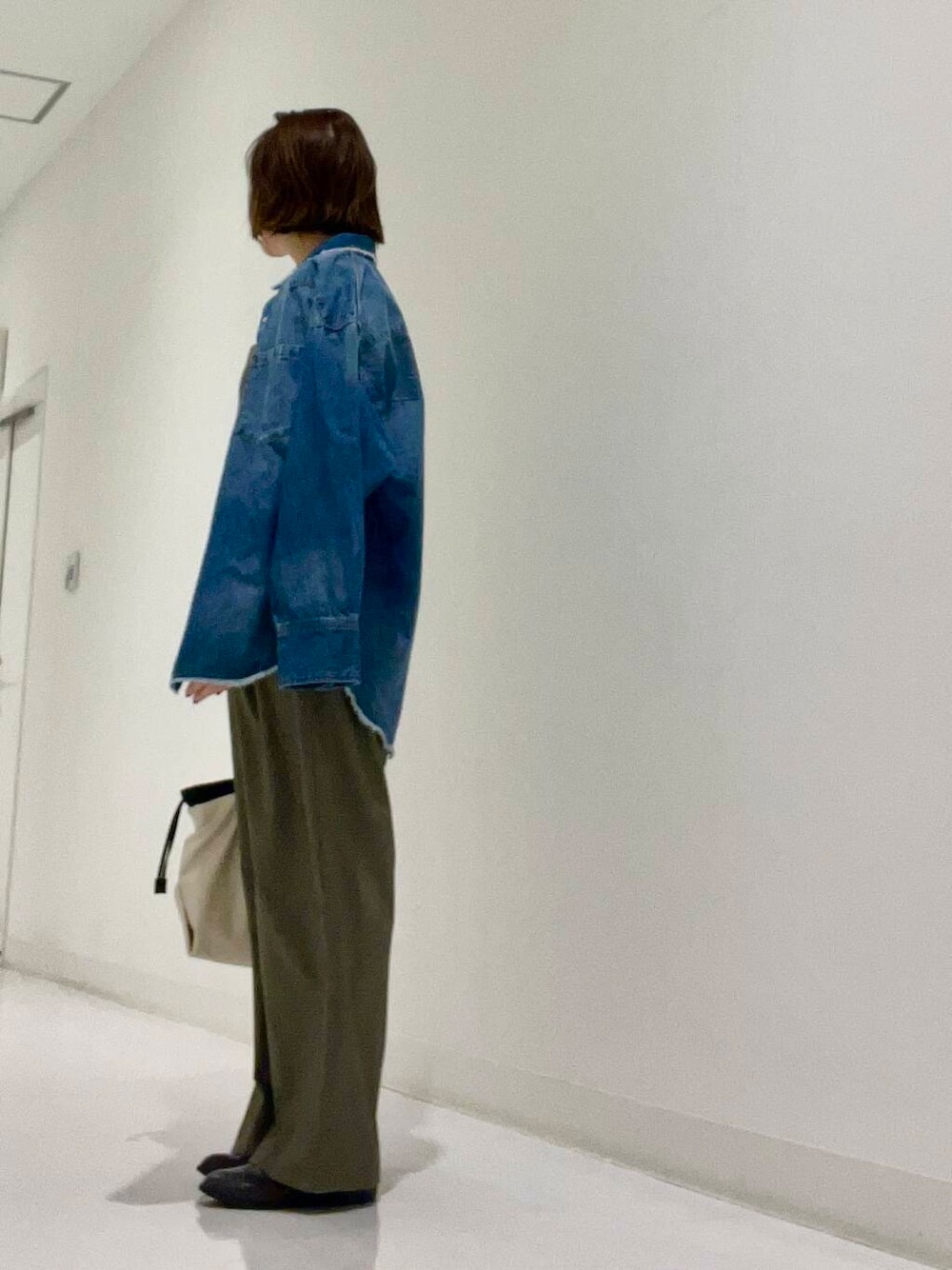 ホワイト系のショルダーバッグ、グレー系のブーツ、ブルー系のシャツ/ブラウスを着用したレディースの秋コーディネートの2枚目の写真