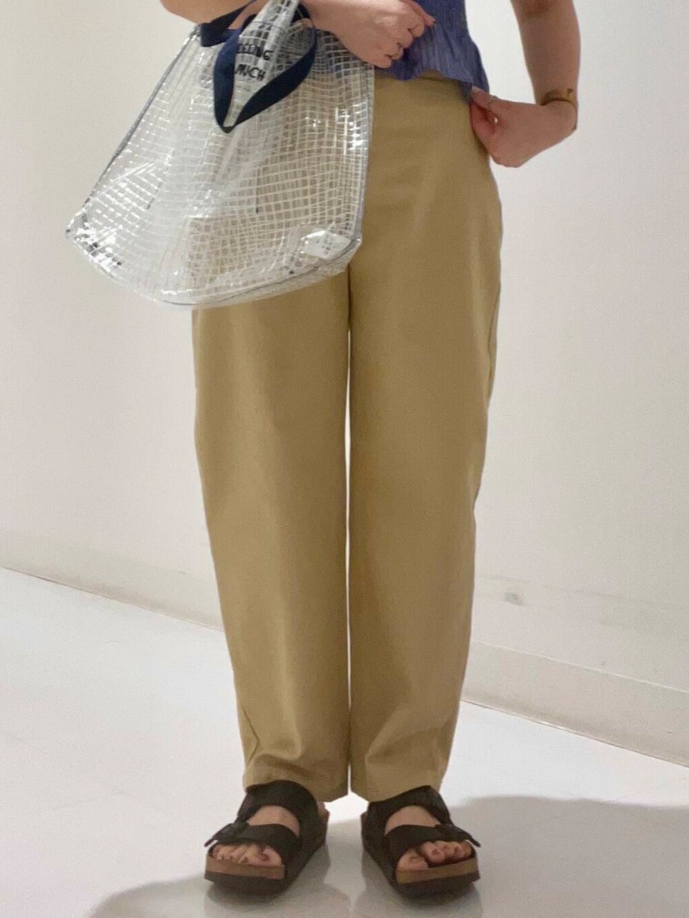 ベージュ系のその他パンツ、ホワイト系のトートバッグ、その他のシャツ/ブラウスを着用したレディースの夏コーディネートの5枚目の写真