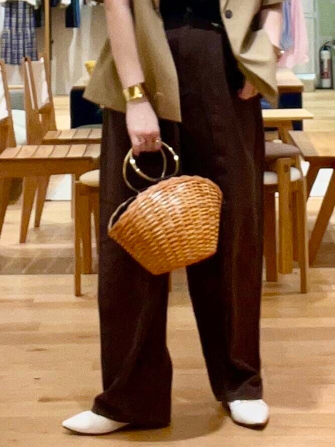 ホワイト系のローファー、ブラウン系のその他パンツ、ベージュ系のその他アウターを着用したレディースの春コーディネートの8枚目の写真