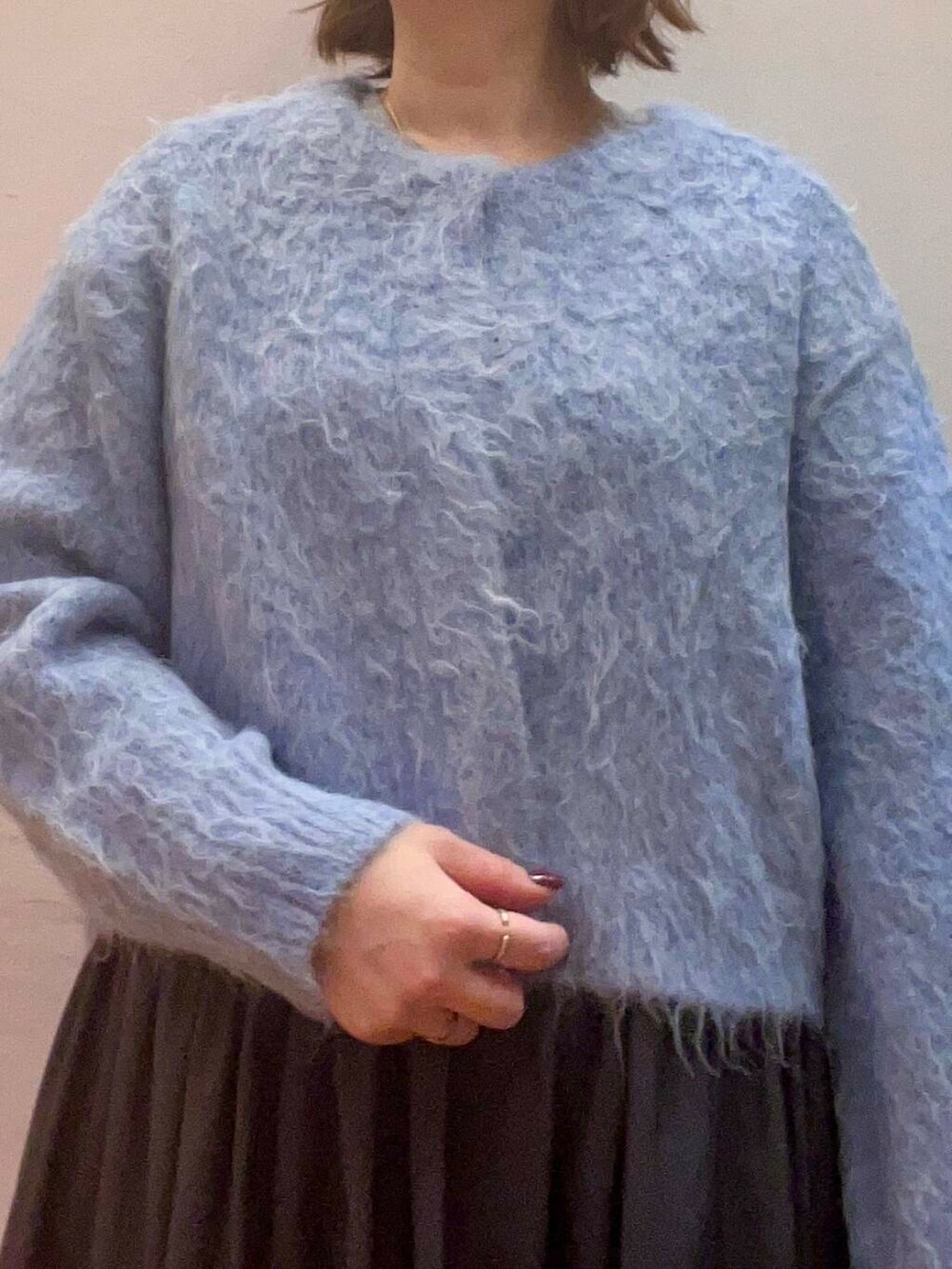 ベージュ系のステンカラーコート、シルバー系のブーツ、グレー系のワンピースを着用したレディースの冬コーディネートの8枚目の写真