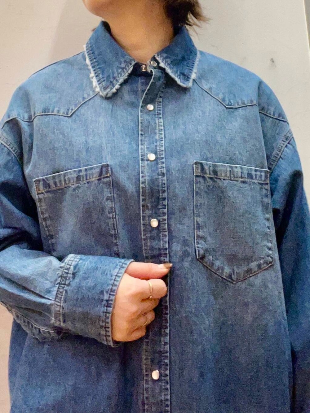 ホワイト系のショルダーバッグ、グレー系のブーツ、ブルー系のシャツ/ブラウスを着用したレディースの秋コーディネートの4枚目の写真