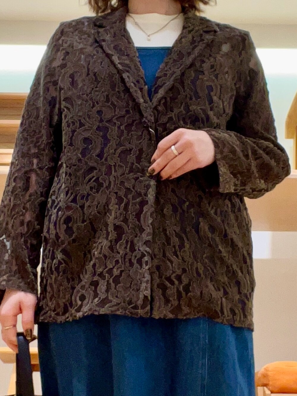 ブラウン系のその他アウター、ホワイト系のTシャツ/カットソー、ブルー系のワンピースを着用したレディースの秋コーディネートの4枚目の写真