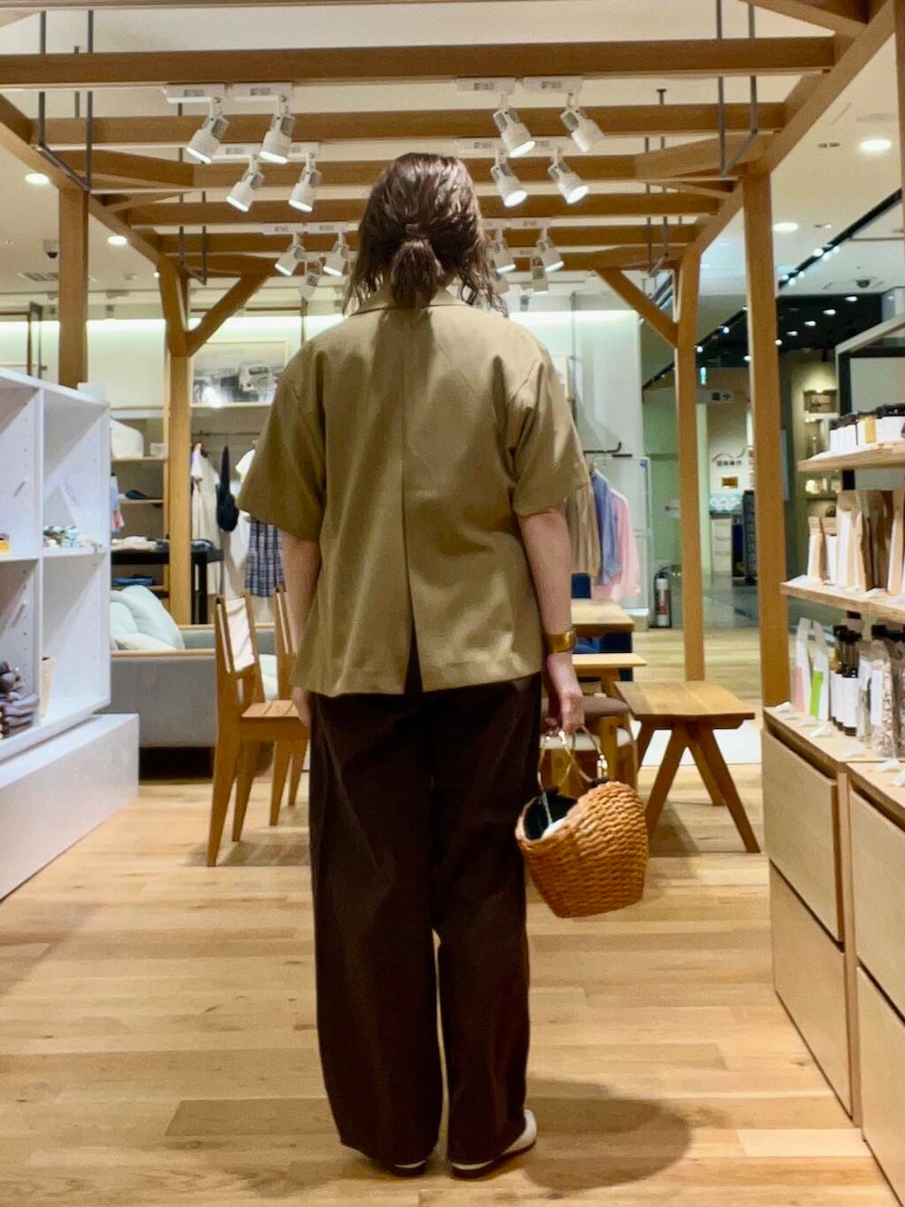 ホワイト系のローファー、ブラウン系のその他パンツ、ベージュ系のその他アウターを着用したレディースの春コーディネートの3枚目の写真