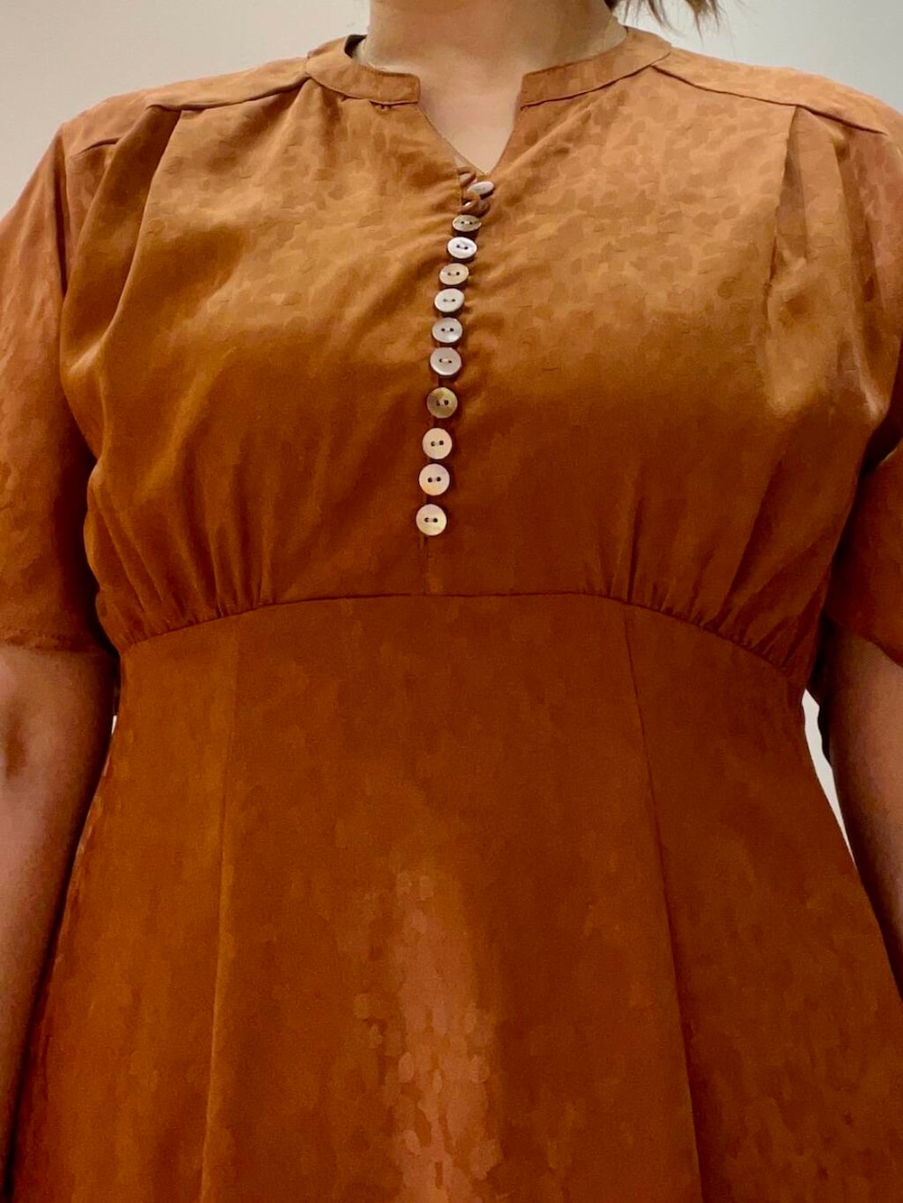 シルバー系のハンドバッグ、ブルー系のデニムジャケット、ホワイト系のスニーカーを着用したレディースの夏コーディネートの7枚目の写真