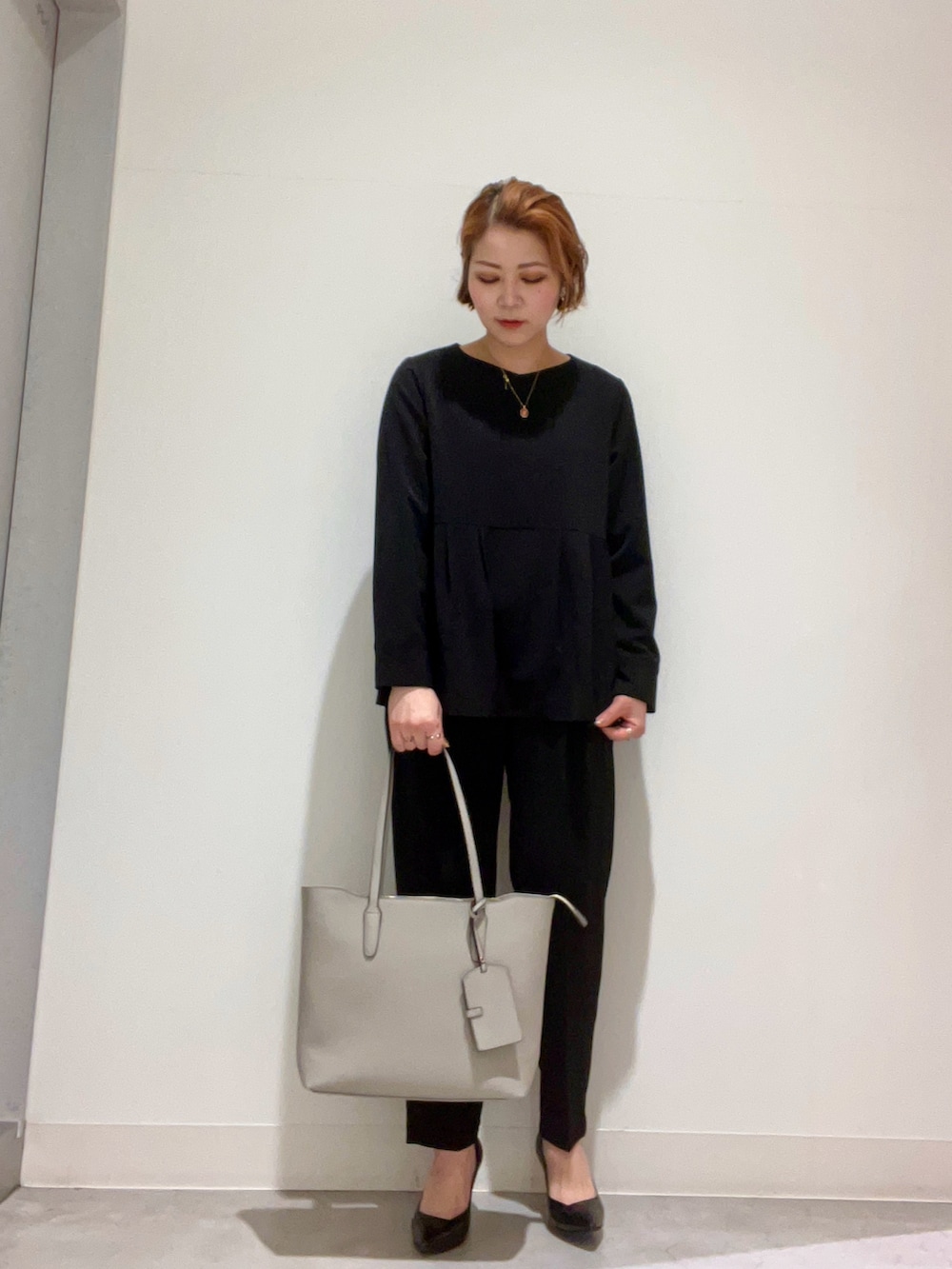 ブルー系のシャツ/ブラウス、ベージュ系のノーカラージャケット、グレー系のトートバッグを着用したレディースの冬コーディネートの3枚目の写真