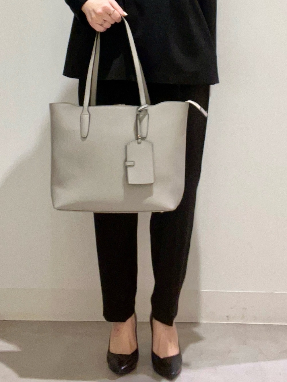 ブルー系のシャツ/ブラウス、ベージュ系のノーカラージャケット、グレー系のトートバッグを着用したレディースの冬コーディネートの4枚目の写真