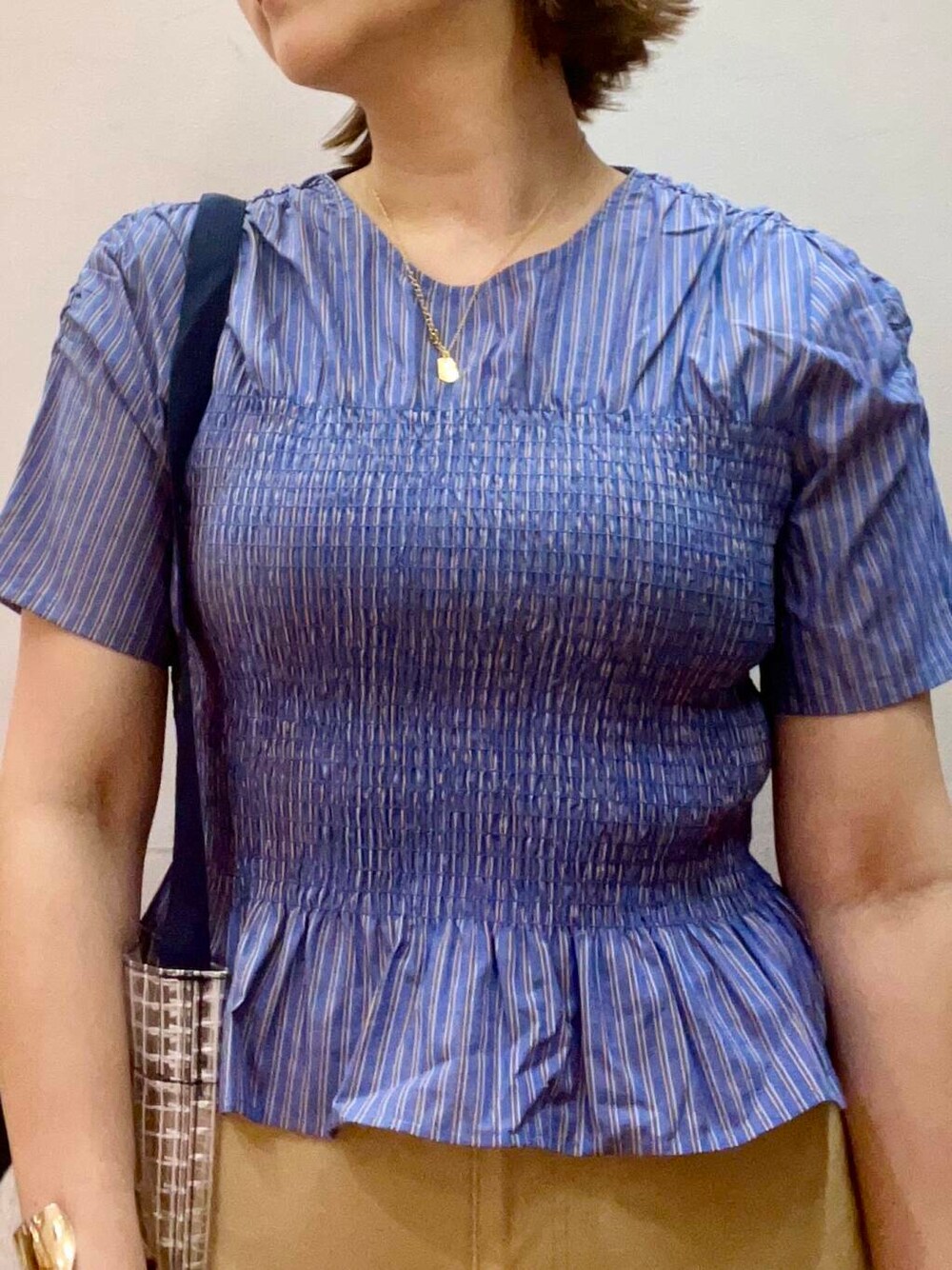 ベージュ系のその他パンツ、ホワイト系のトートバッグ、その他のシャツ/ブラウスを着用したレディースの夏コーディネートの4枚目の写真