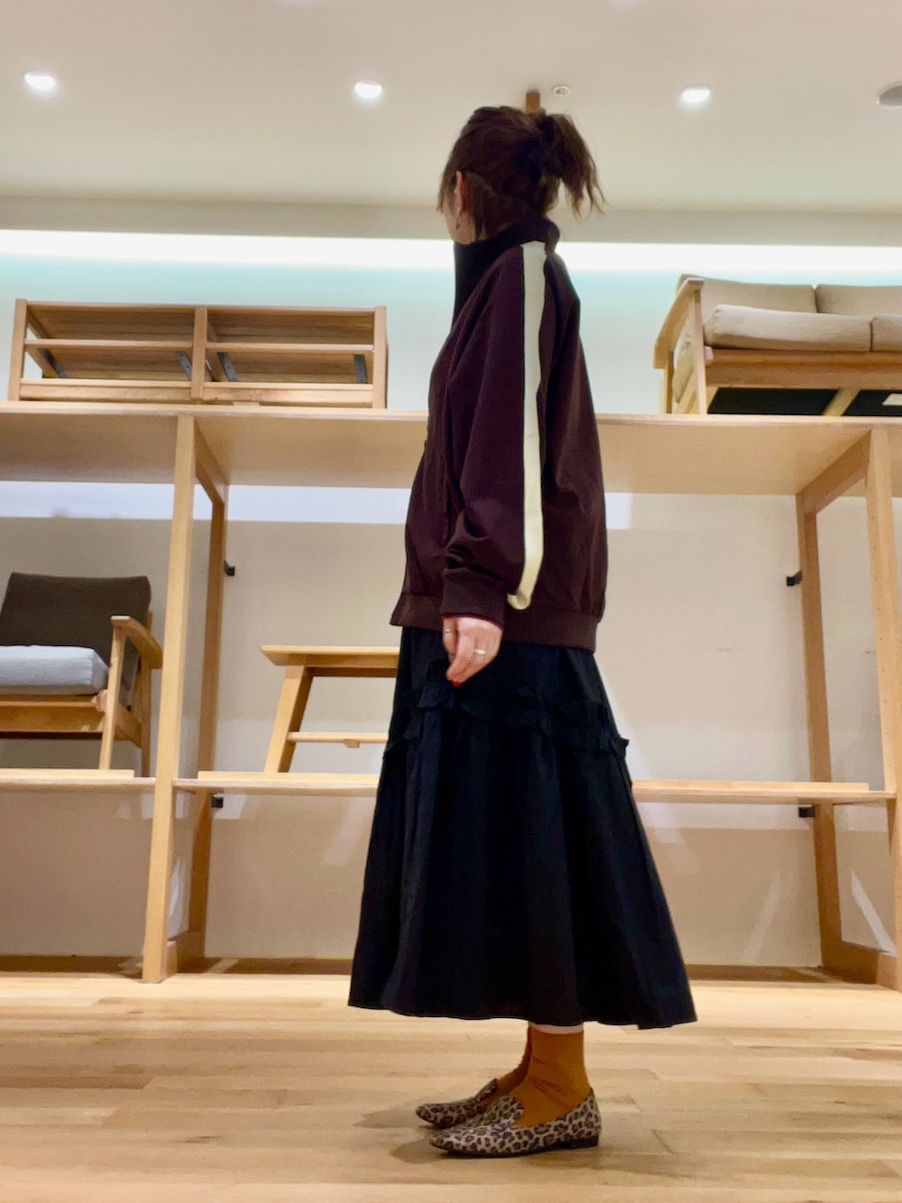 ブルー系のショルダーバッグ、ブラック系のスカート、レッド系のTシャツ/カットソーを着用したレディースの秋コーディネートの2枚目の写真