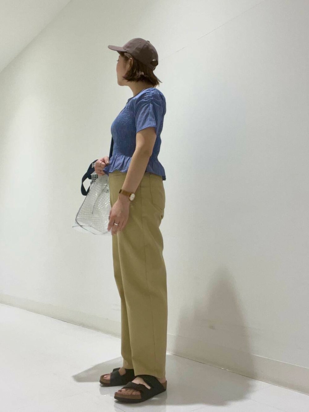 ベージュ系のその他パンツ、ホワイト系のトートバッグ、その他のシャツ/ブラウスを着用したレディースの夏コーディネートの2枚目の写真