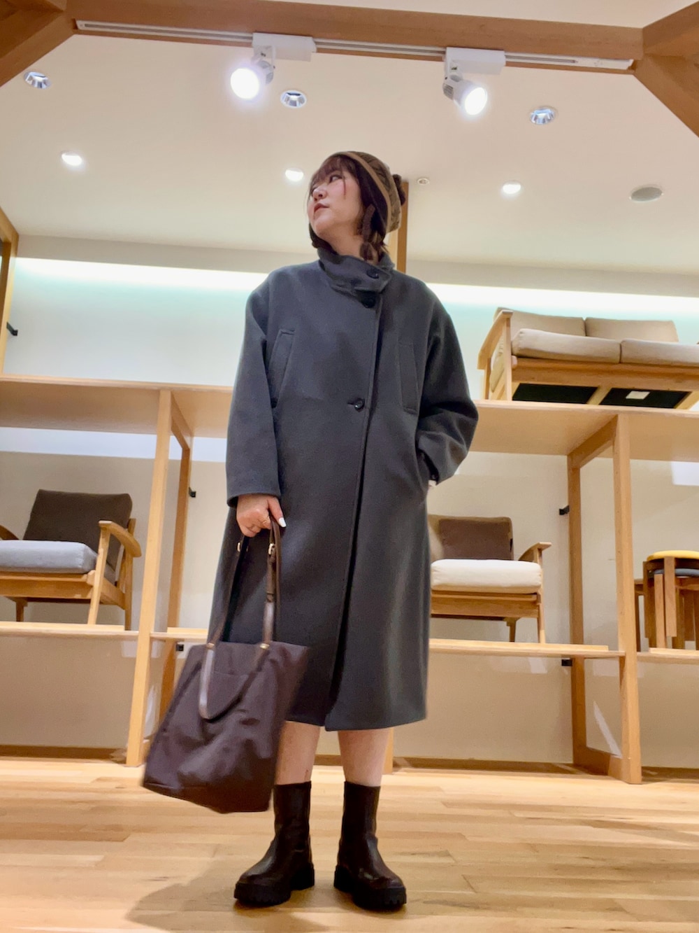 ブラウン系のトートバッグ、グリーン系のその他アウター、ホワイト系のトップスを着用したレディースの秋コーディネートの2枚目の写真