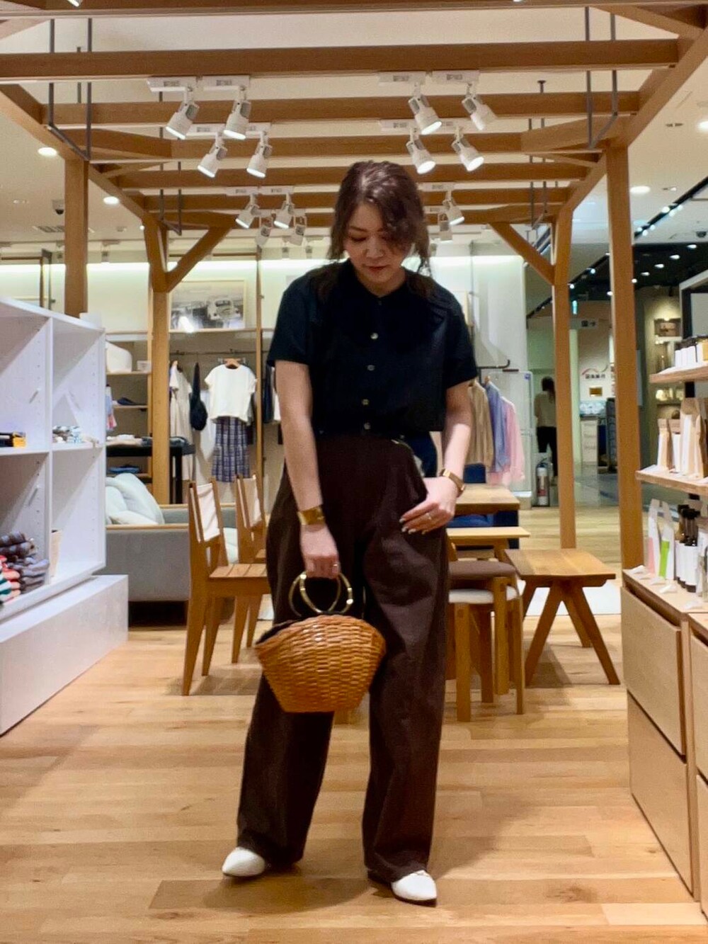 ホワイト系のローファー、ブラウン系のその他パンツ、ベージュ系のその他アウターを着用したレディースの春コーディネートの6枚目の写真