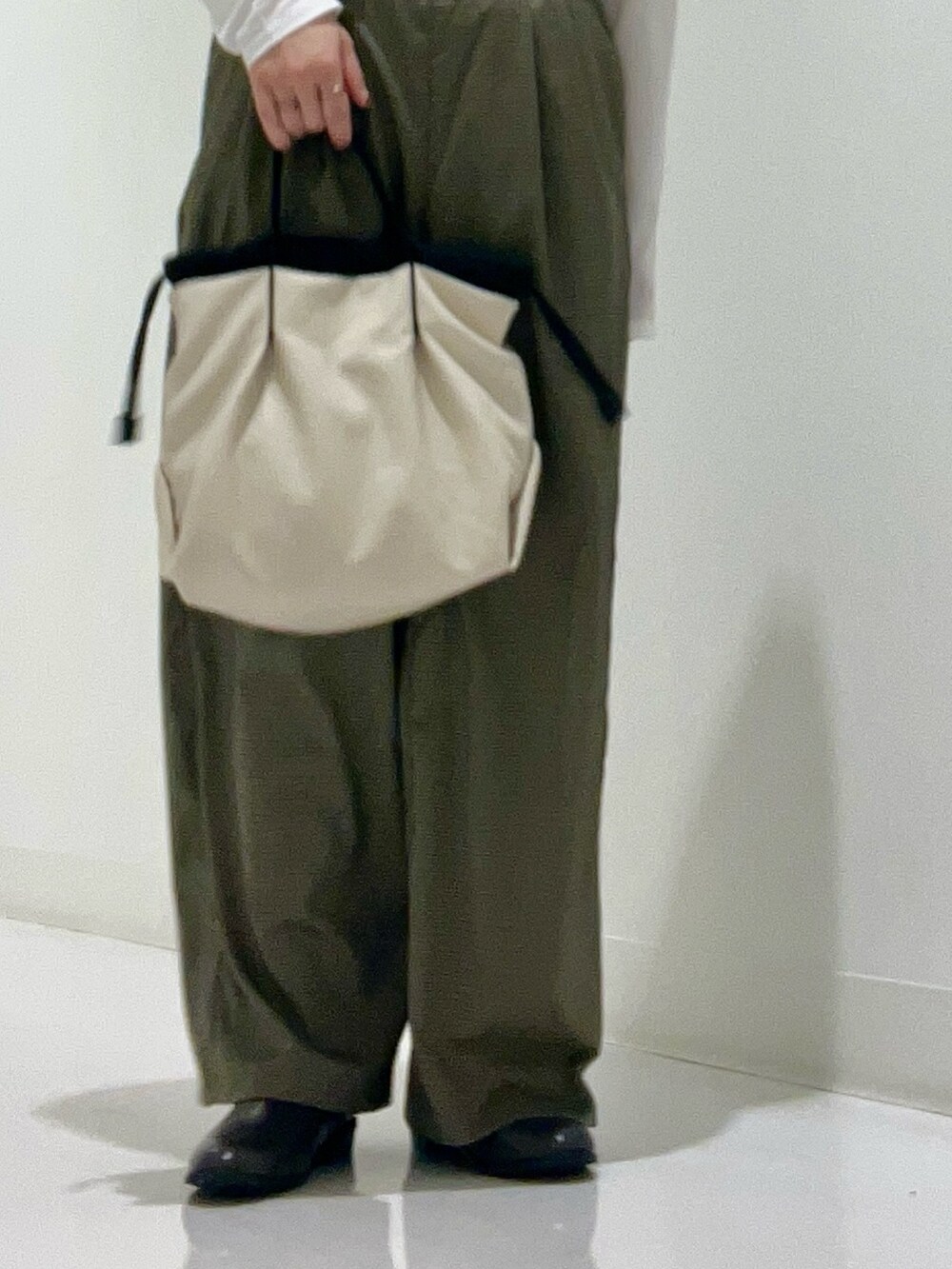 ブルー系のシャツ/ブラウス、ブラウン系のサロペット/オーバーオール、ホワイト系のトートバッグを着用したレディースの秋コーディネートの8枚目の写真