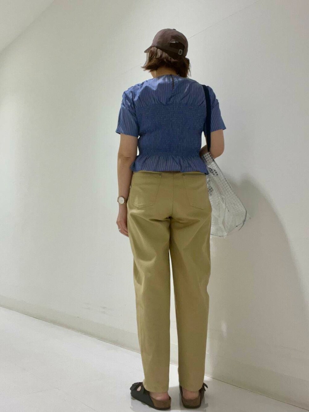 ベージュ系のその他パンツ、ホワイト系のトートバッグ、その他のシャツ/ブラウスを着用したレディースの夏コーディネートの3枚目の写真