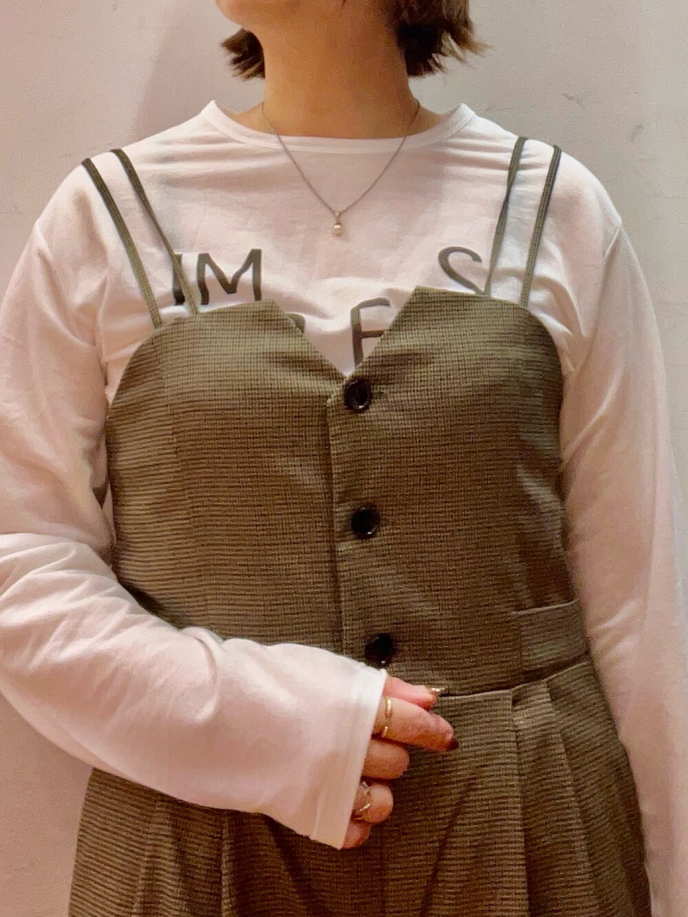 ブルー系のシャツ/ブラウス、ブラウン系のサロペット/オーバーオール、ホワイト系のトートバッグを着用したレディースの秋コーディネートの7枚目の写真