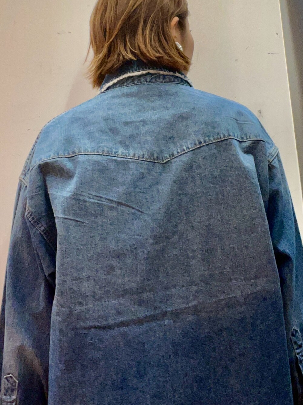 ブルー系のシャツ/ブラウス、ブラウン系のサロペット/オーバーオール、ホワイト系のトートバッグを着用したレディースの秋コーディネートの5枚目の写真