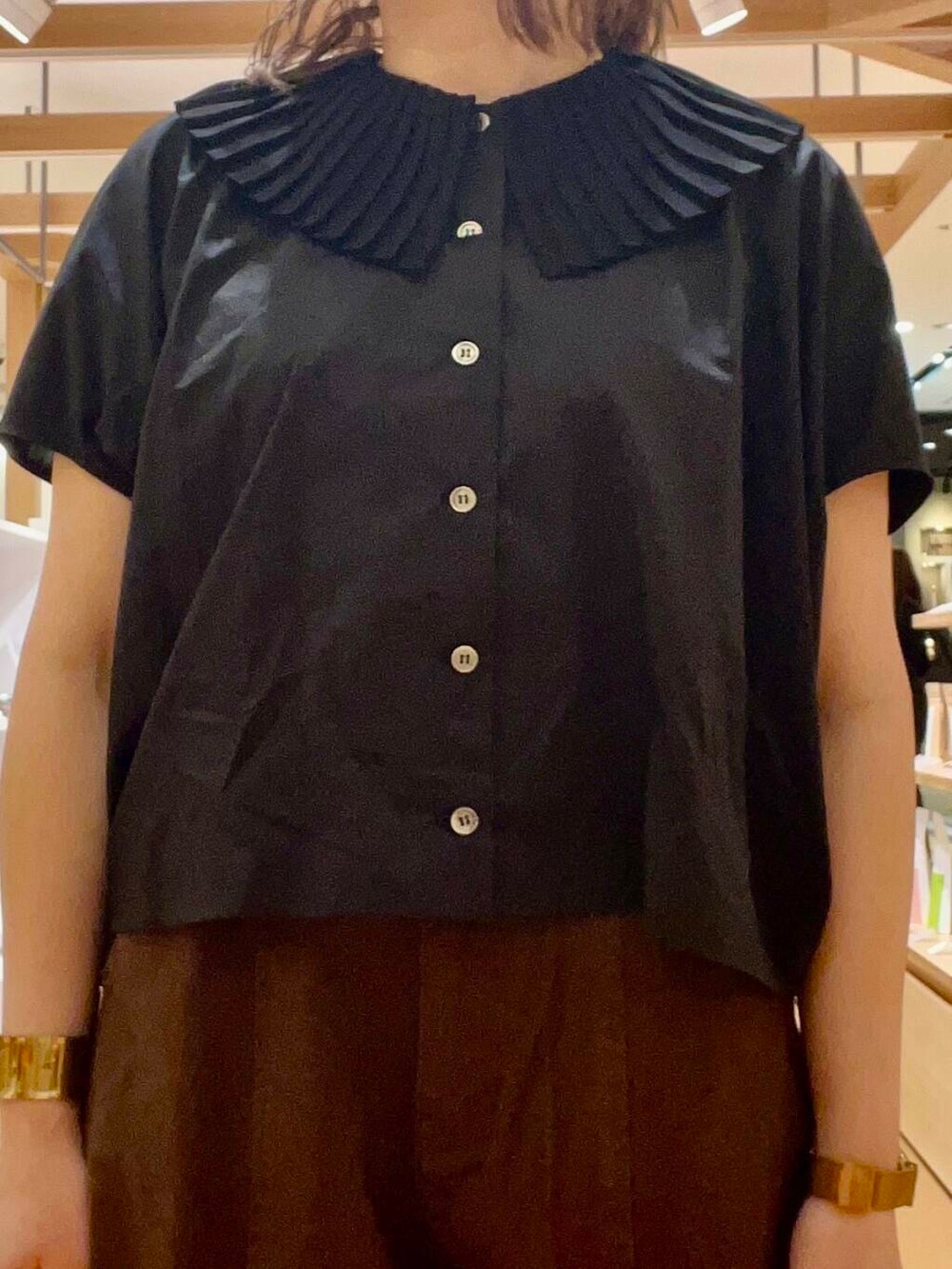 ホワイト系のローファー、ブラウン系のその他パンツ、ベージュ系のその他アウターを着用したレディースの春コーディネートの7枚目の写真