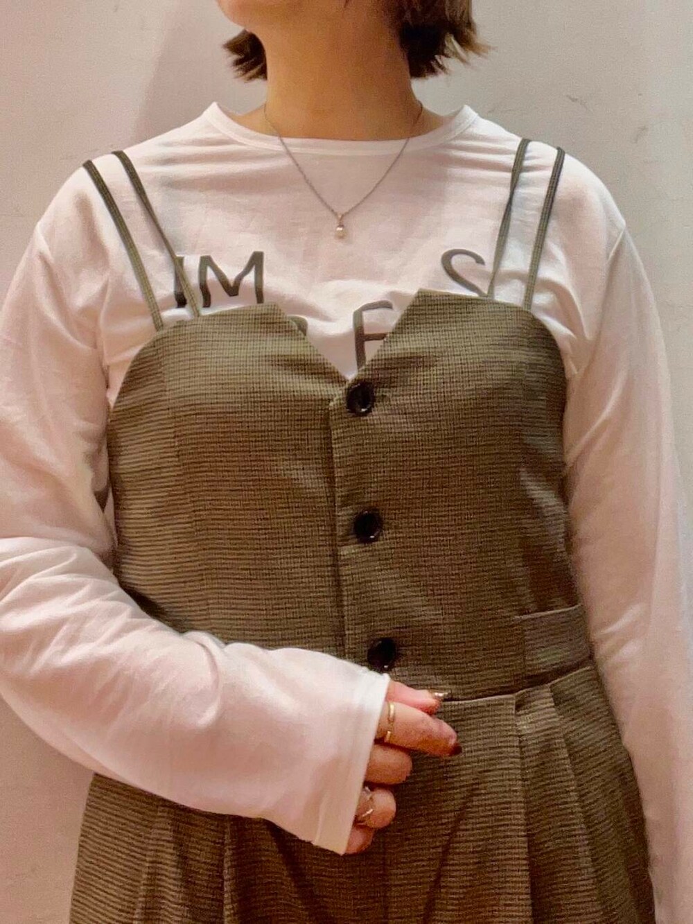 ホワイト系のショルダーバッグ、グレー系のブーツ、ブルー系のシャツ/ブラウスを着用したレディースの秋コーディネートの7枚目の写真