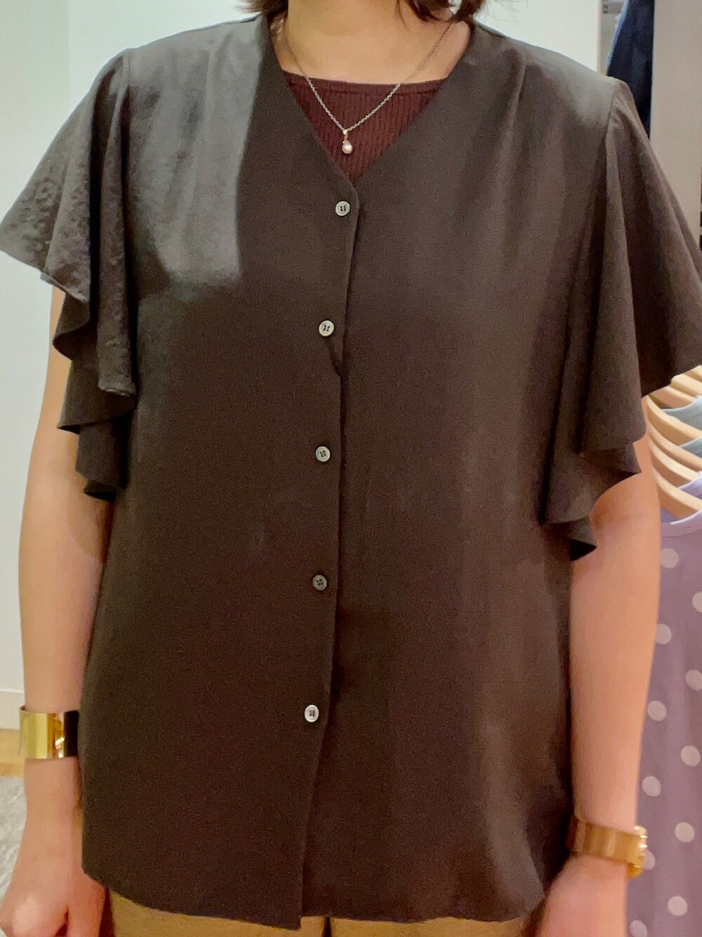 ベージュ系のパンツ、ホワイト系のサンダル、ホワイト系のショルダーバッグを着用したレディースの夏コーディネートの2枚目の写真