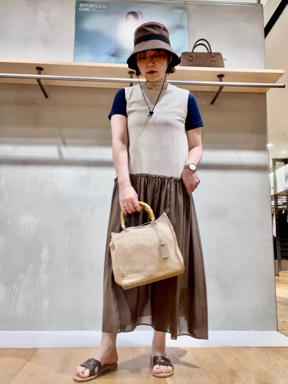ブルー系のシャツ/ブラウス、ホワイト系のワンピース、ベージュ系のトートバッグを着用したレディースの夏コーディネートの5枚目の写真