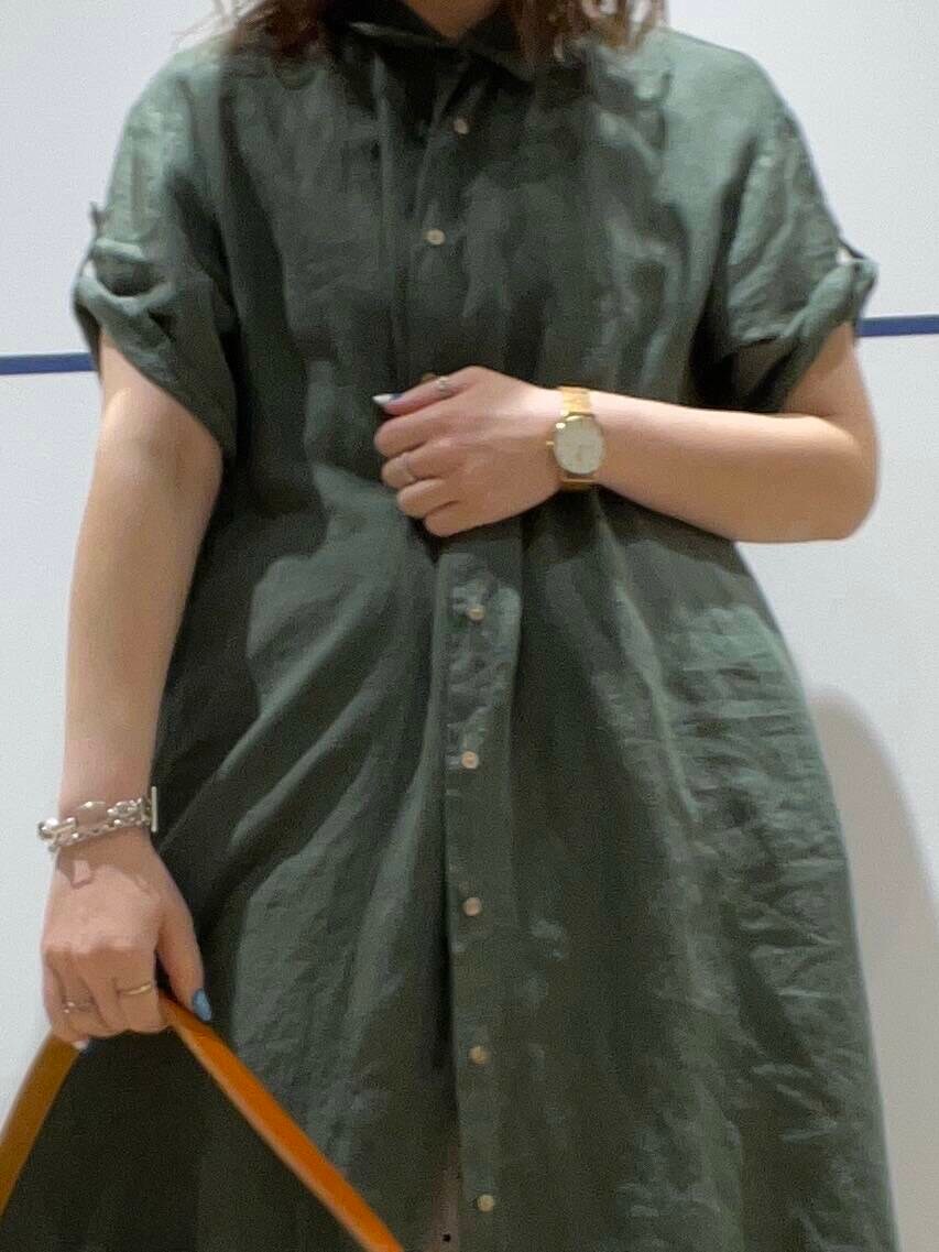 ホワイト系のトートバッグ、ブラック系のタンクトップ、ベージュ系のその他パンツを着用したレディースの夏コーディネートの4枚目の写真