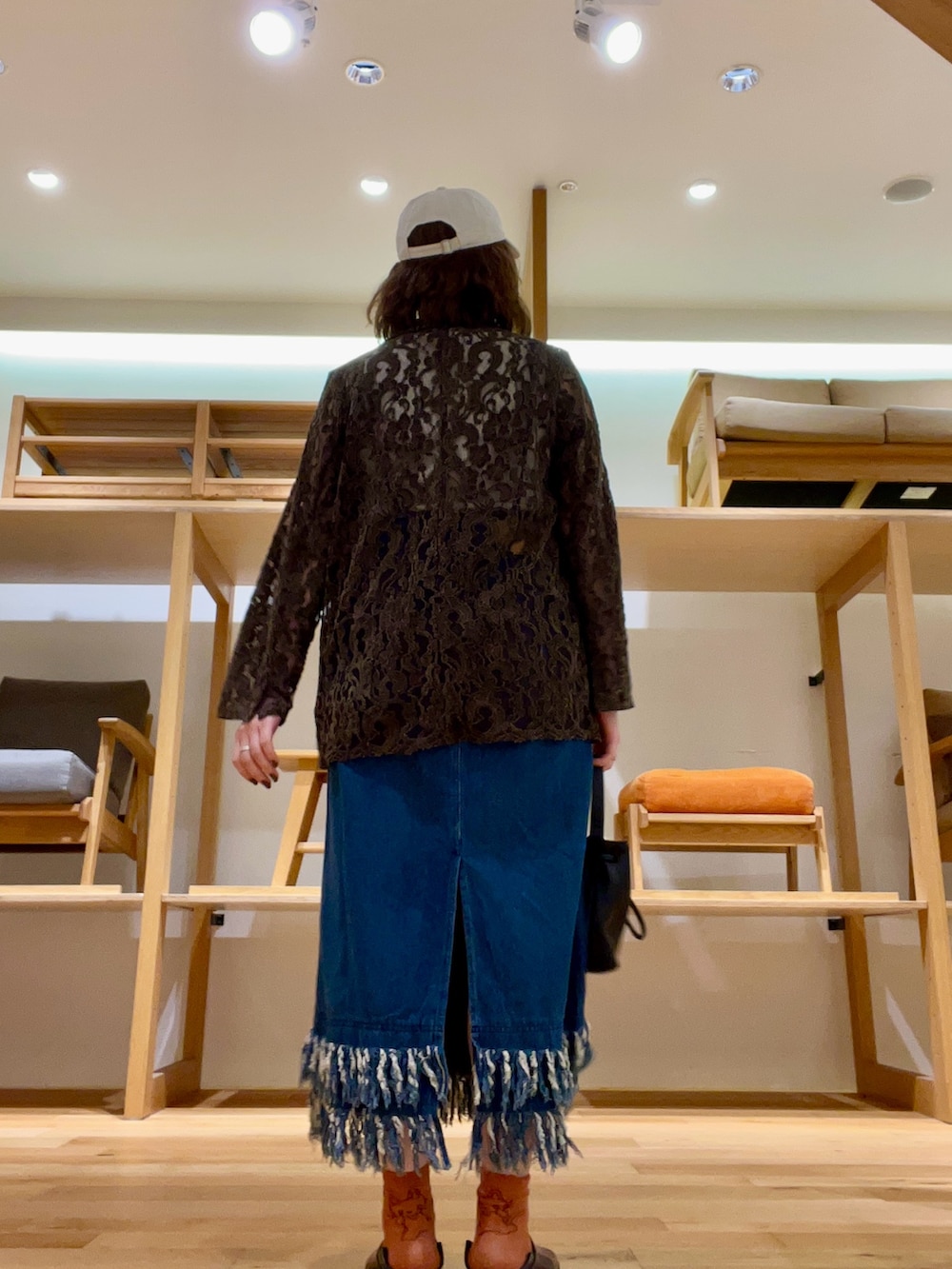 ブラウン系のその他アウター、ホワイト系のTシャツ/カットソー、ブルー系のワンピースを着用したレディースの秋コーディネートの3枚目の写真