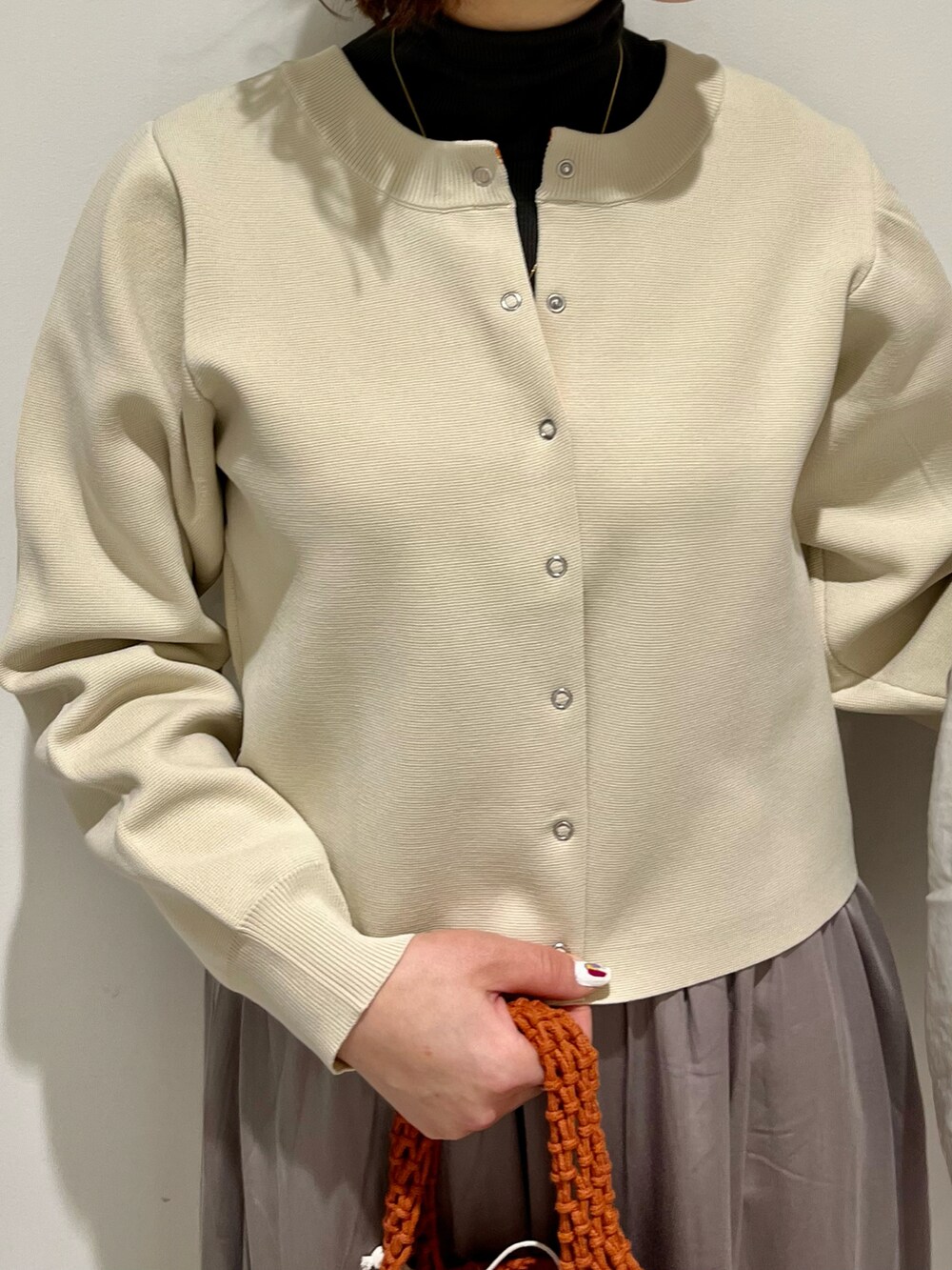 その他のシューズ、グレー系のスカート、オレンジ系のトートバッグを着用したレディースの春コーディネートの4枚目の写真