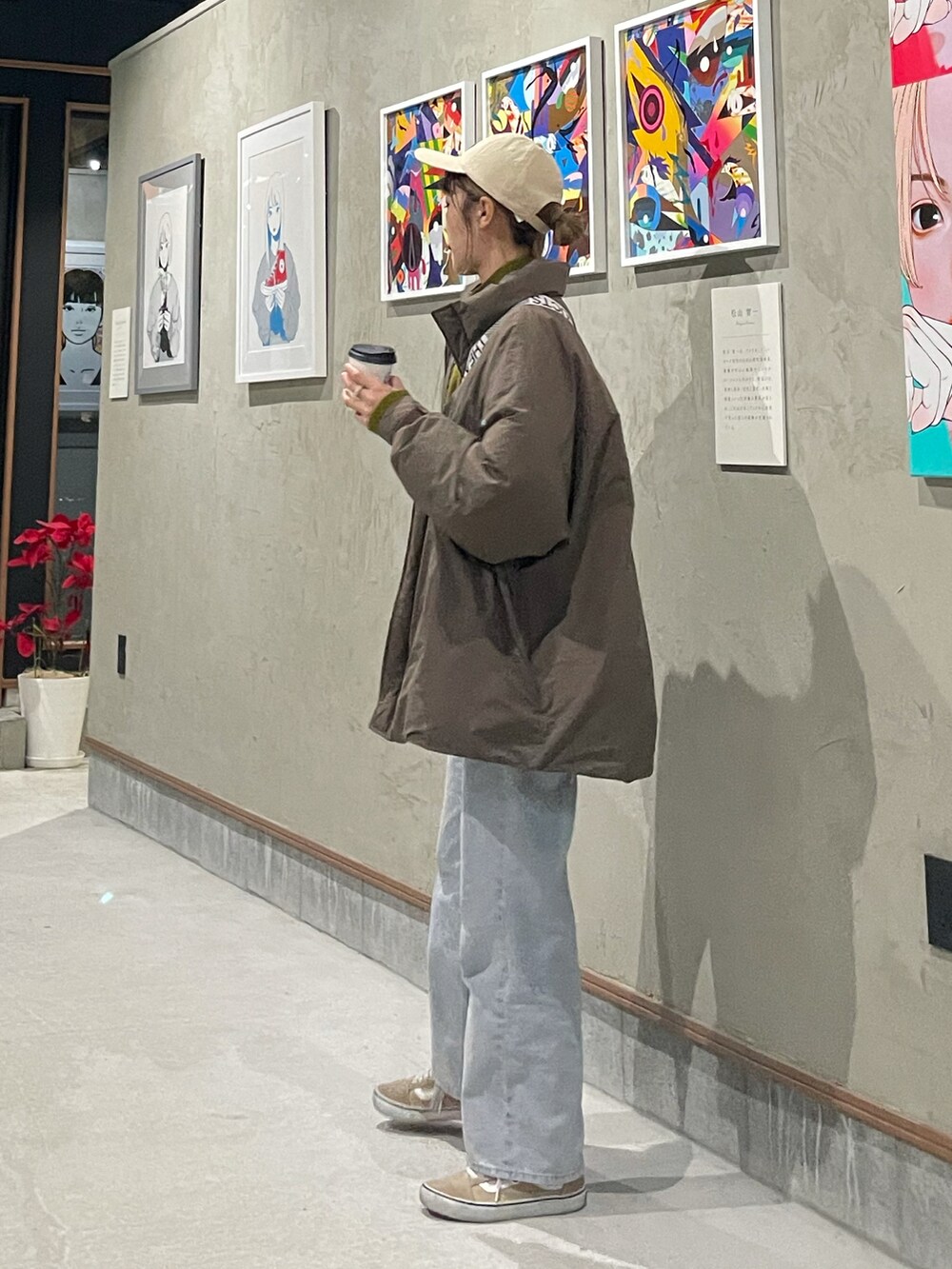 「カジュアルコーデ、休日コーデ、秋冬コーデ、あったかコーデ、休日スタイル、グリーン、デニム、無印良品、ダウンジャケット、スニーカー、Kastane、ニット、お洒落さんとつながりたい」｜「Kastaneのオーバーダイストレートデニムパンツ（デニムパンツ、パープル系）」を使った、Moeriさん（レディース・163cm）の冬コーディネートの2枚目の写真