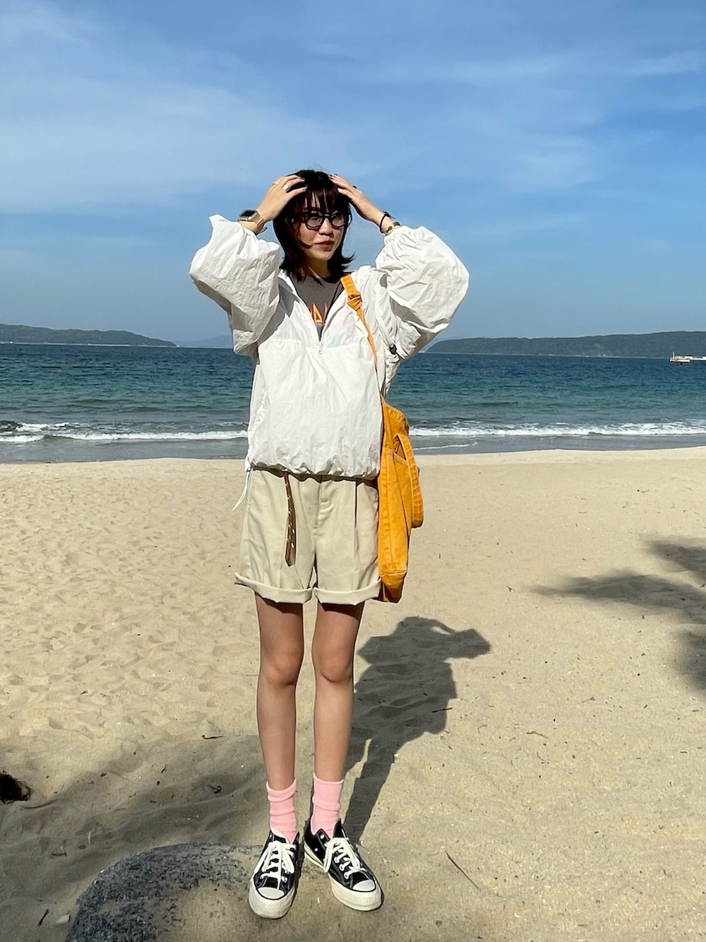 「休日コーデ、春服コーデ、初夏コーデ、おしゃれさんと繋がりたい、ハーフパンツ、アノラックパーカー、スニーカーコーデ、スニーカー女子、ドライブコーデ、白コーデ、コンバース、メガネ女子、カラーサングラス」｜「EU,US CONVERSEのアイテム（スニーカー、ブラック系）」を使った、Moeriさん（骨格ウェーブ・レディース・163cm）の春コーディネートの2枚目の写真
