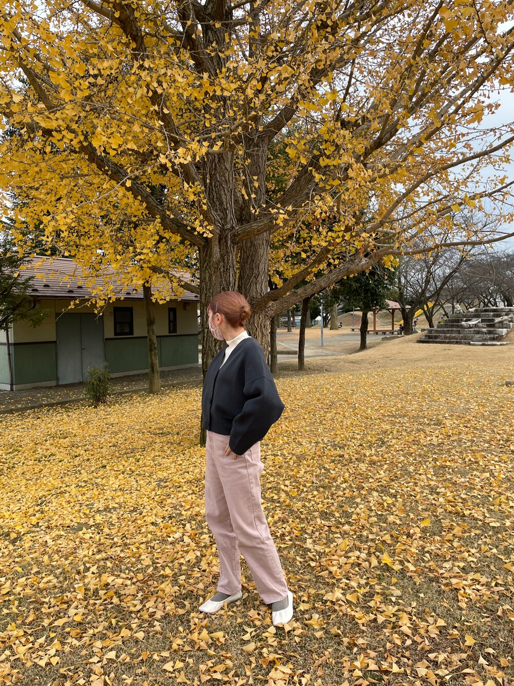 ホワイト系のノーカラージャケット、ピンク系のデニムパンツを着用したレディースの秋コーディネートの4枚目の写真