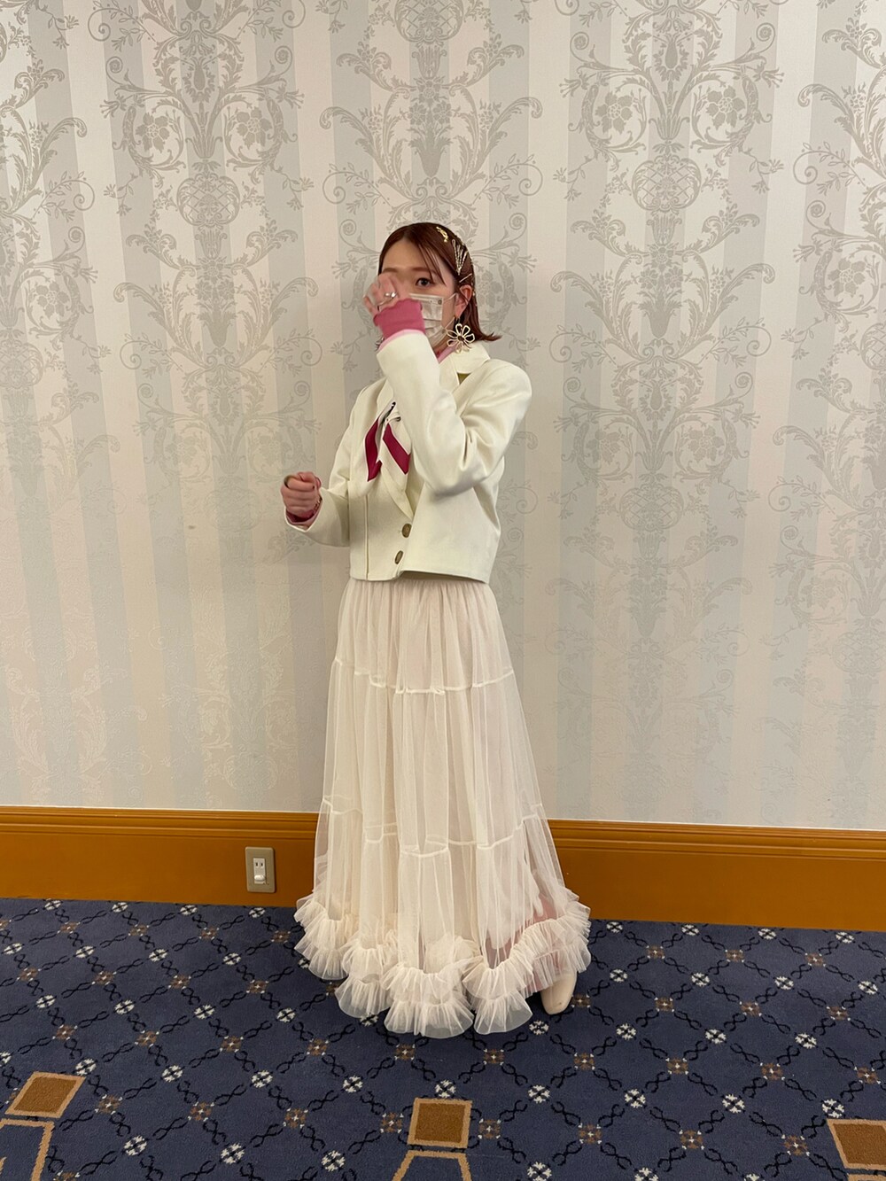 ホワイト系のテーラードジャケット、ホワイト系のスカート、ピンク系のその他パンツを着用したレディースの春コーディネートの2枚目の写真