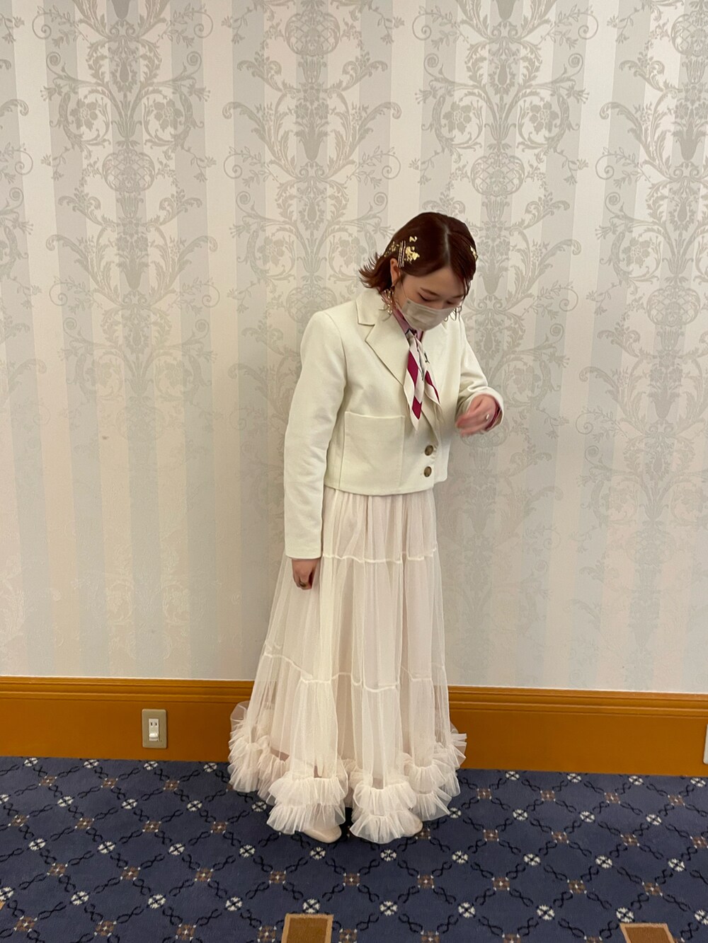 ホワイト系のテーラードジャケット、ホワイト系のスカート、ピンク系のその他パンツを着用したレディースの春コーディネートの3枚目の写真