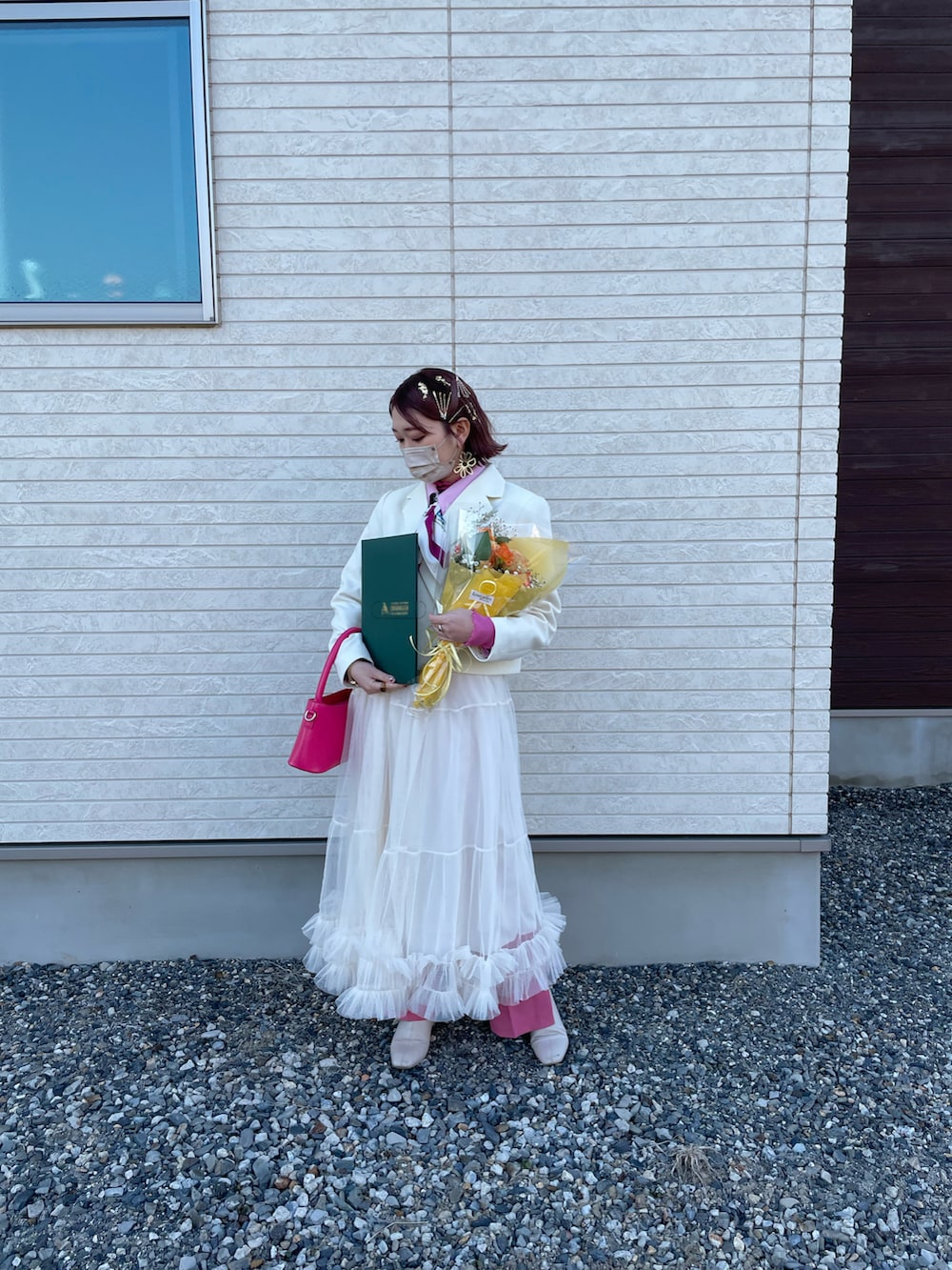 ホワイト系のテーラードジャケット、ホワイト系のスカート、ピンク系のその他パンツを着用したレディースの春コーディネートの4枚目の写真