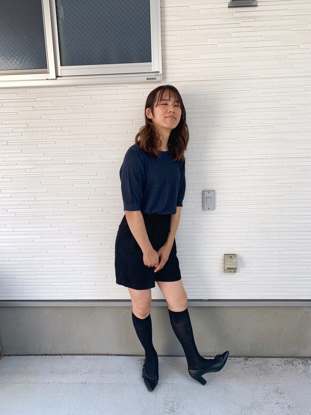 ブルー系のトップスを着用したメンズの夏コーディネートの4枚目の写真