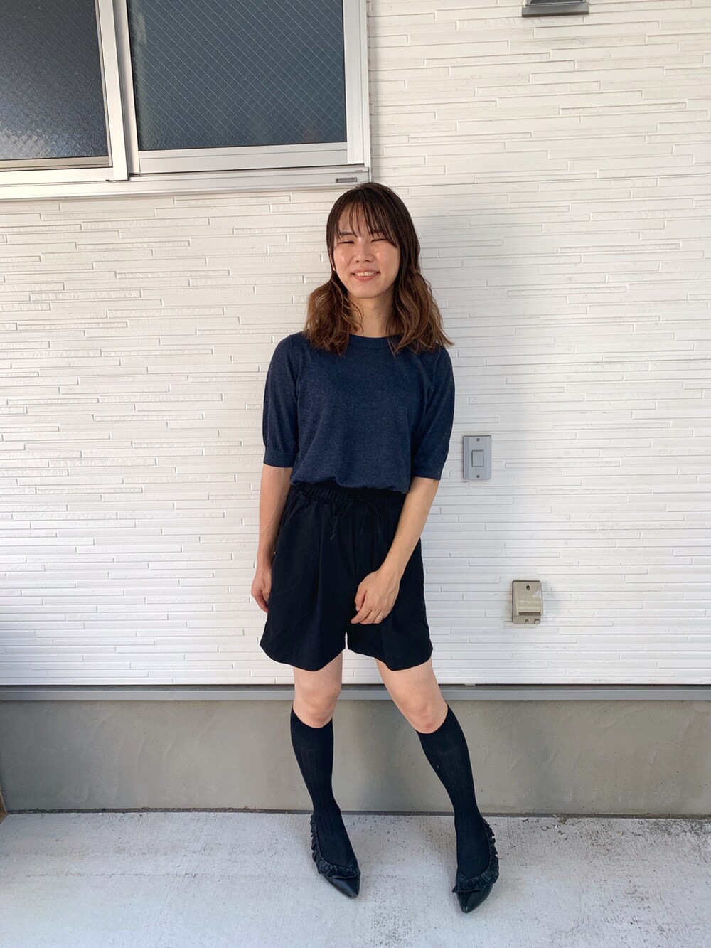 ブルー系のトップスを着用したメンズの夏コーディネートの3枚目の写真