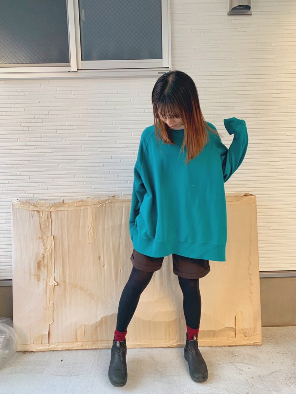 ブルー系のスウェット、ブラウン系のその他パンツを着用したメンズの冬コーディネートの2枚目の写真